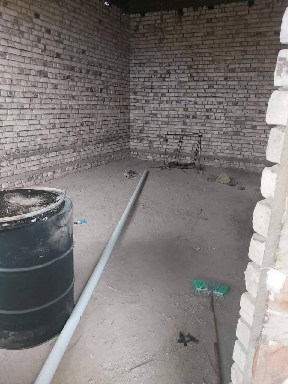 🏠 للبيع هيكل دار — طابو صرف

📍 الموقع: خلف تقية الطيارين
📐 المساحة: 180 م²
🏡 ركن على شارعين
✨ بناء حديث

🔹 الطابق الأرضي:
• صالة
• مطبخ
• استقبال
• كراج
• حمامات داخلية وخارجية
• غرفتين نوم
(بيت بي فضله) 

🔹 الطابق الثاني:
• غرفتين نوم
• صالة
• سطحين
• حمامين سويت داخل الغرف

📄 طابو صرف

📞 للاستفسار والاتصال:
***********
