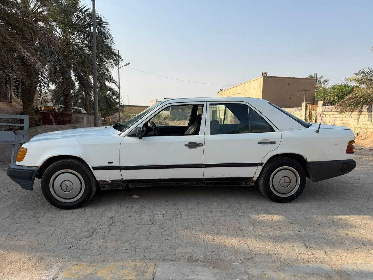 موديل 1989
مكينة وگير 2500 جديدة 
تخم تاير بعدة ما ماشي جديد 
كهربائيات كلها شغالة 
غرفة نضيفة 
أرضية جلد
سيارة جاهزة راعيها متوفي سنوية عضم
السعر 20 
عنواني البصرة ***********
