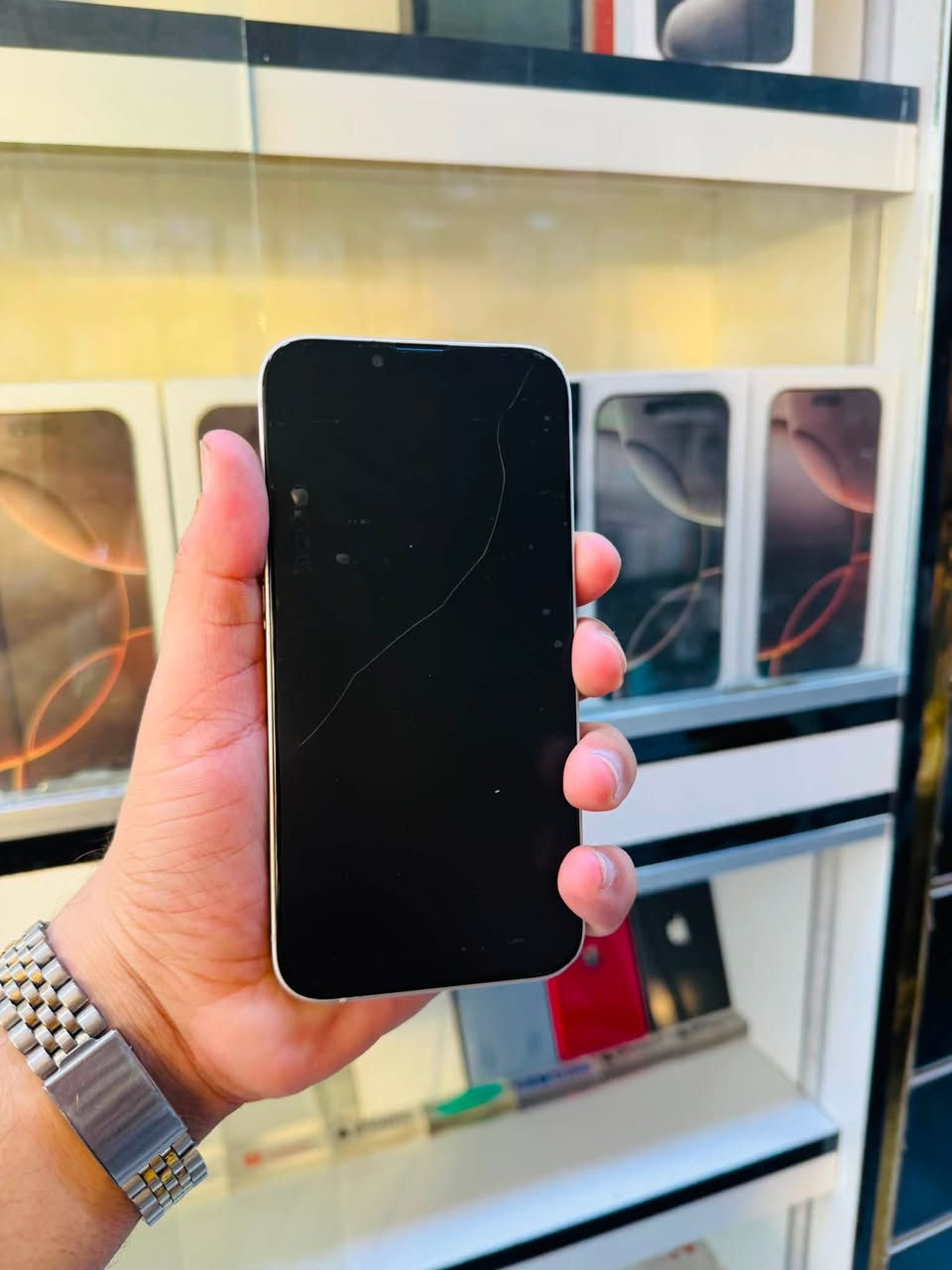 السلام عليكم 🫡
للبيع iPhone 13 عادي كامرتين 
ذاكرا 128 
بطاريه 88% 
نموذج M شرق اوسط ماستر
نضافه 90% لون ابيض 
الجهاز فول كله شغال فقط مبدل شاشه اصليه ٣ خيارات وبيه فطر ناعم مثل مموضح لا مأثر ولا شي كله شغال صوت اتصال فيس ايدي كامرات مابيه اي خلل السعر قفل ٢٨٠ الف مكاني بغداد مدينه الصدر رقمي ***********
