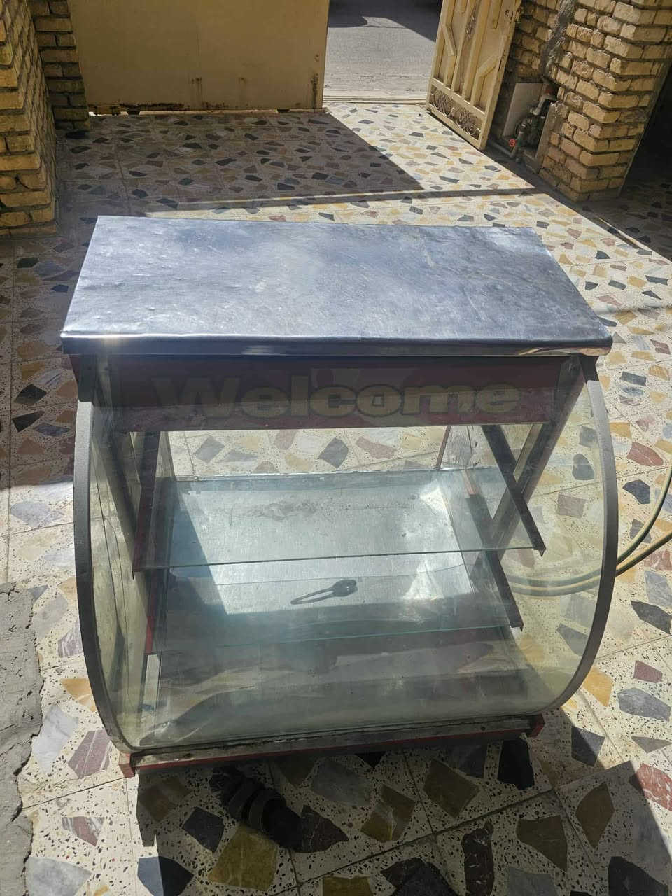 يوجد هذه ميز للبيع سعره 75 الف هذه رقمي ***********
