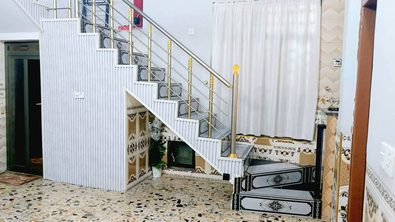 بيت للبيع بغداد سبع قصور شارع اكريش بدايت الشارع ست ابيوت عن الشارع العام البيت مساحه ٢٠٠متر بيت كامل بناء حديث يحتوي عله غرف ٤معه الصحيات ونتو بكرامه و الاستقبال والمطبخ الحار و البارد البيت جديد لاستفسار الاتصال أو المراسله عله هاذه الرقم ***********
