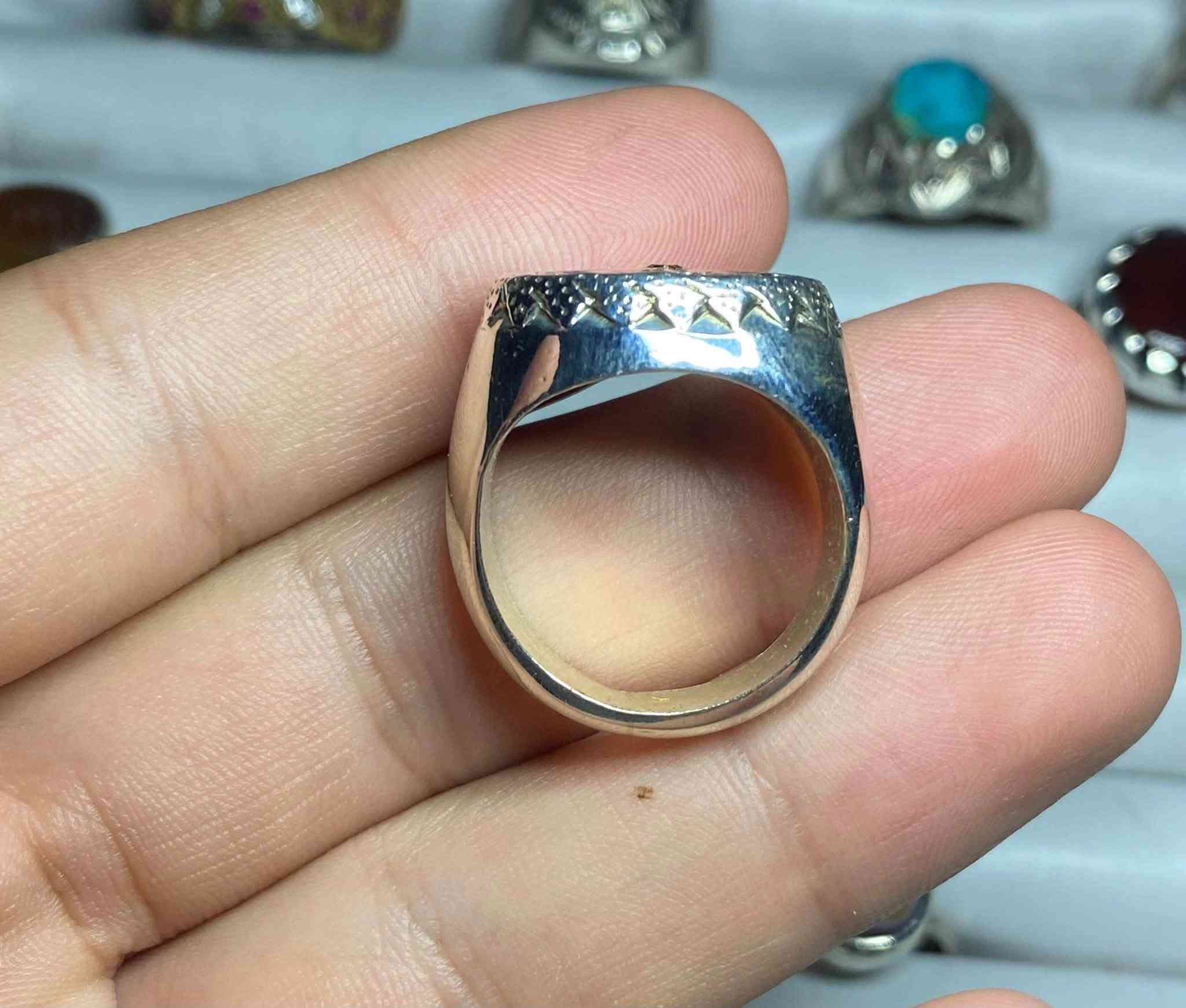 اعادة نشر بسبب ظروف الزبون خاتم الماس بلجيكي 9 ماسات صياغة يدوية ثقيلة قياس الخاتم 24-25 للبيع فقط *********** يوجد توصيل لكافة انحاء العراق
