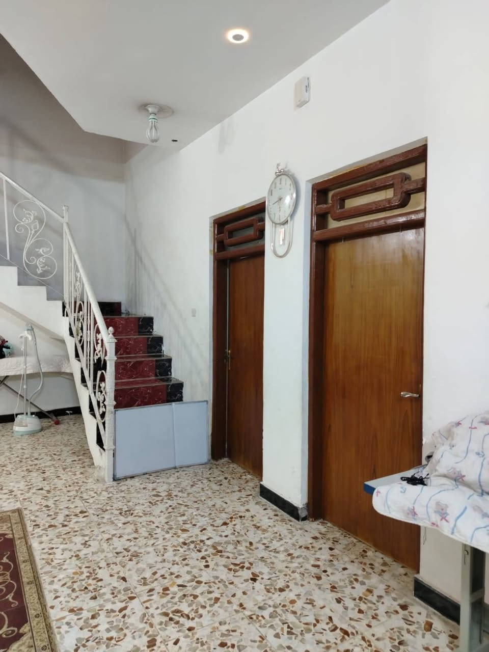 بيت للبيع في الصويره على شارع المطار جاهز للسكن قريب على الشارع العام قريب على عماره فلاح مساحته ٢٨٥ متر يحتوي على غرفتين نوم وصاله واستقبال ومطبخ حار وبارد وصحيات داخل وخارج البيت وبيتونه مفصوله ترهم غرفه ثالثه او مخزن وبي ومحل البيت كلش حلو ومرتب للتواصل على هذا الرقم *********** السعر ٨٠ مليون وبي مجال

