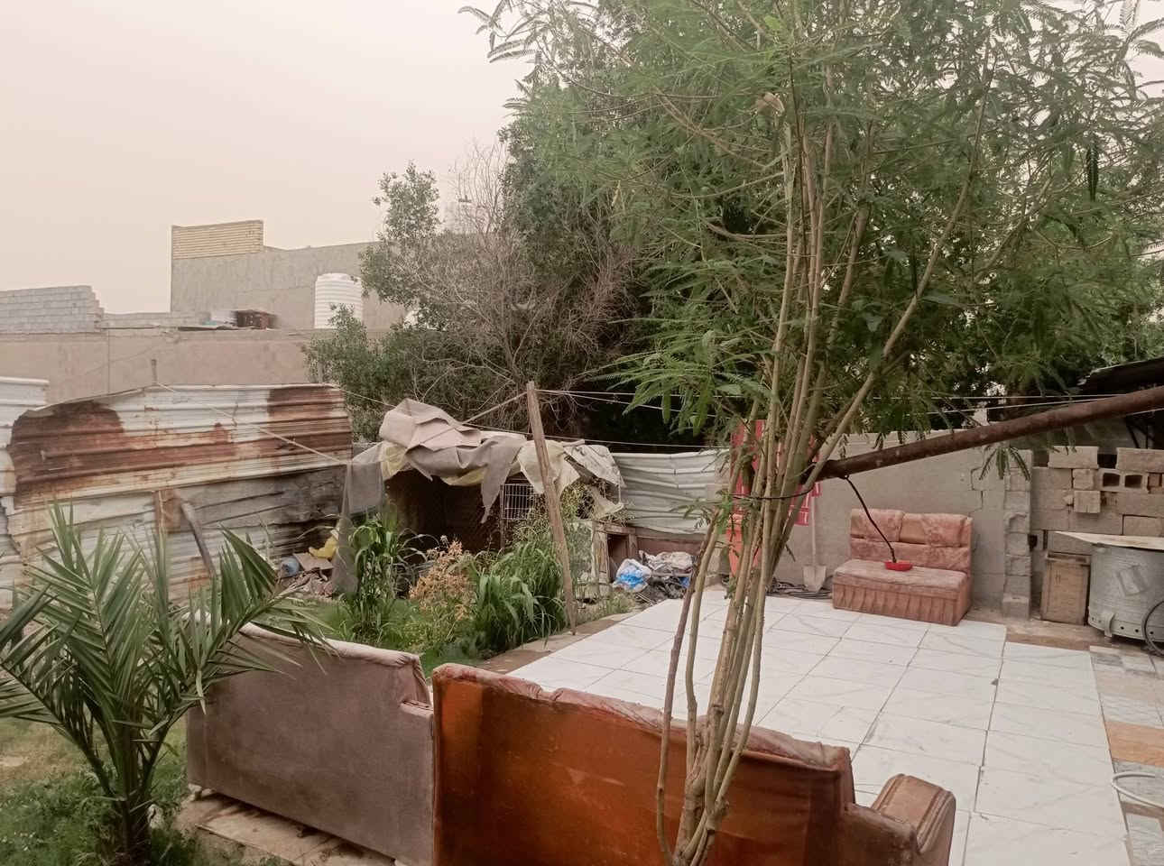 بسبب الوعود الكاذبة
السلام عليكم
بيت للبيع 
مساحة 250 قرار الأرض 35
طابقين
بناء بلوك 
السقف صب الأرضية بورسلين
الطابق الأرضي غرفة كبيرة وصالة كبيرة وستقبال ومطبخ وحمام داخلي وخارجي
الطابق الثاني غرفة كبيرة وصطح كبير
حديقة خلفية تقريبآ 100 متر تگدر تبني بيها بيت 
متوفر كل الخدمات
ماء كهرباء تبليط للباب
البيت جاهز تجيب غراضك وتجي گبل تگعد
سبب البيع لأغراض خاصة 
السعر 57 وبي مجال
العنوان بغداد جسر ديالى القديم العريفية قرب اسواق الشمري 
للأستفسار اكثر ***********
