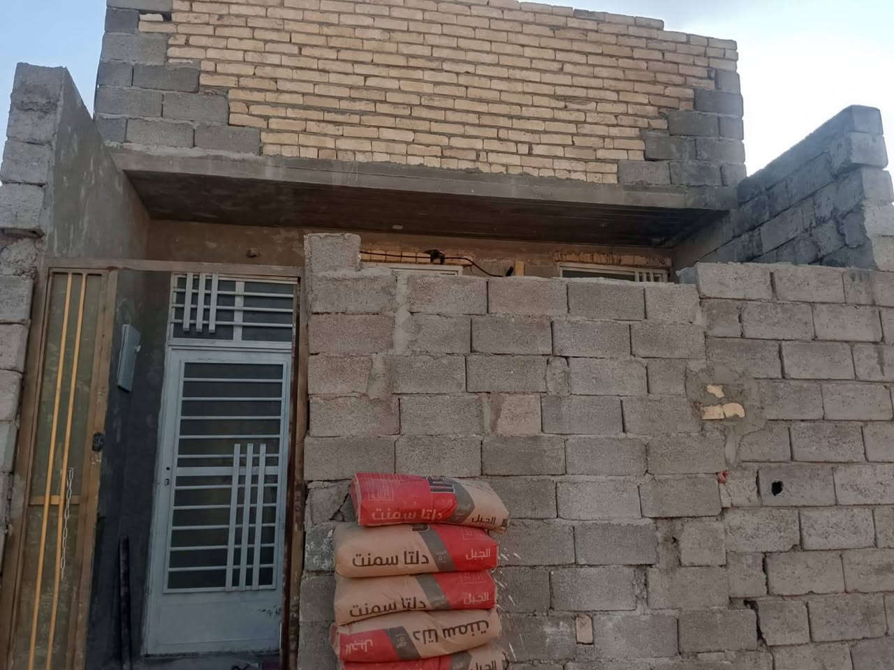 خدمات شارع مقرنص ماء وكهرباء

السعر ٤٧. مليون بي مجال بسيط

المساحه ١٠٠ متر

الخدمات طرمه
استقبال مدخلين
مطبخ كبير  منور
حمام داخلي
غرفه نوم
بيتونه كبيره

بيت جديد
الرضيه رفت
لمجاري
سقف صب مسلح
بيت قيد لعمال
باقي يام قليله يخلص
تستلم مفتاح
لمكان حي البساتين حي صدرين
*********** واتساب

