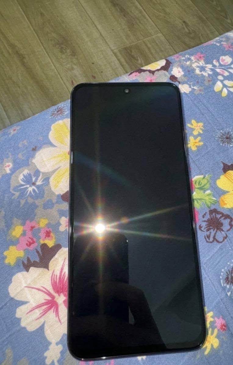 هونر x7b ذاكره 256
الشاشة: IPS LCD بحجم 6.8 بوصة، بدقة FHD+، وتدعم معدل تحديث 90 هرتز.  
​المعالج: كوالكوم Snapdragon 680 (تكنولوجيا 6 نانومتر، ثماني النواة).  
​الذاكرة التخزينية والرام:  
​مساحة التخزين: 256 جيجابايت.  
​الذاكرة العشوائية (الرام): متوفر بنسخ  +6 جيجابايت (مع إمكانية توسيع الرام افتراضياً).  
​الكاميرات:  
​الخلفية: ثلاثية، الرئيسية بدقة 108 ميجابكسل + 5 ميجابكسل (واسعة) + 2 ميجابكسل (عزل/ماكرو).  
​الأمامية: بدقة 8 ميجابكسل.  
​البطارية: عملاقة بسعة 6000 مللي أمبير، تدعم الشحن السريع بقوة 35 واط.  
​نظام التشغيل: أندرويد 13 (مع واجهة هونر MagicOS).  
​مميزات أخرى: بصمة إصبع جانبية، دعم مكبرات صوت ستيريو، ومنافذ منفذ السماعات 3.5 مم.
اخو الجديد
125 قفله وبي مجال الحصوه حي الزهراء
***********  توصيل موجود اذا قريب
