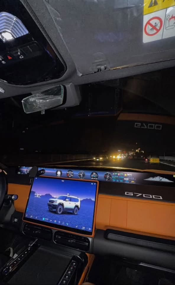 جيتور  G700 جي  موديل:- 2027
ماشية 4.700 الاف 

فئة السبورت 5 راكب داخل مشمشي

كاملة من الكماليات الخارجية و الداخلية 

و البرمجة يعني بيهة يوتيوب بس الكماليات صارف علية مليون 

جيتور G700 سبورت (بلك-إن هايبرد 🔋)

المحرك: 2.0 لتر تيربو 4 سلندر حقن مباشر+ محركين كهربائية القوة الاجمالية 904 حصان

عزم الدوارن (نيوتن-م) : 1135 (محرك البنزين + الكهرباء)

ناقل الحركة:  أوتوماتيكي مخصص لنظام الهايبرد 2DHT

نظام الدفع : دفع رباعي - موتور ثنائي

المدى: بشحنة كهربائية وتعبئة وقود كاملة يصل إلى 1000 كم (WLTP)

سعة البطارية كيلووات/س: 34.13

نظام تعليق متوازي مزدوج (دبل ويشبون) امامي وخلفي

الضمان الأساسي وضمان البطارية: 8 سنوات او 300,000 كم (ايهما اولاً)

ضمان المحرك: 10 سنوات او 1،000،000 كم (أيهما اولاً / للمالك الأول)

المواصفات

*فتحة سقف بانوراما

*ويل الالمنيوم قياس 20

*كاميرات محيطية 540 درجة

*حساسات اصطفاف أمامية وخلفية

*نقطة عمياء

*شاشة عرض ترفيهية قياس 15.6 انج

*شاشة عريضة لمعلومات القيادة 35.4 انج

*نظام صوتي فاخر 12 سماعة

*ابل كاربلاي واندرويد اوتو لاسلكي

*مقصورة الركاب من الجلد الفاخر

*المقاعد الامامية والخلفية مبردة

*مقعد السائق كهربائي مع ذاكرة ووظيفة الترحيب

*مقعد الراكب كهربائي مع ذاكرة ووظيفة الترحيب ومسند للساق

*المرايا الخارجية قابلة للطي كهربائياً

*قفل/فتح النوافذ والبانوراما بالبصمة

*خاصية إغلاق نوافذ وفتحة السقف عن بعد 

*دخول ذكي (بصمة)

*الصندوق شفط وبالبصمة

*دواسات جانبية  

*مصابيح أمامية وخلفية أوتوماتيكية LED مع مصابيح نهارية

*وسائد هوائية امامية، وسائد هوائية امامية جانبية، ستائر هواء جانبية

📍 موقعنا: بغداد 

للأستفسار  اتصل على الارقام 

*********** 📞

#جيتور #G700 #2027  #جي #العراق🇮🇶 #بغداد_العراق🇮🇶
