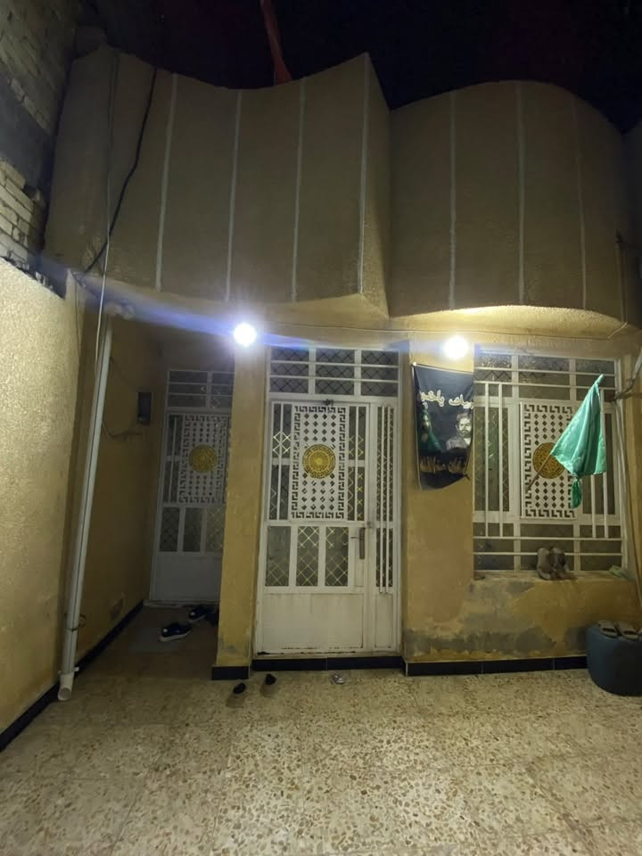 بيت للبيع 100 متر سند اصفر  بيت طابقين طابق الأول استقبال وهول ومطبخ وغرفه وطابق الثاني صحيات وغرفه جبيره حي بساتين شارع التكاتك قرب مثلجات سفيح اي استفسار عله هذا الرقم ***********
