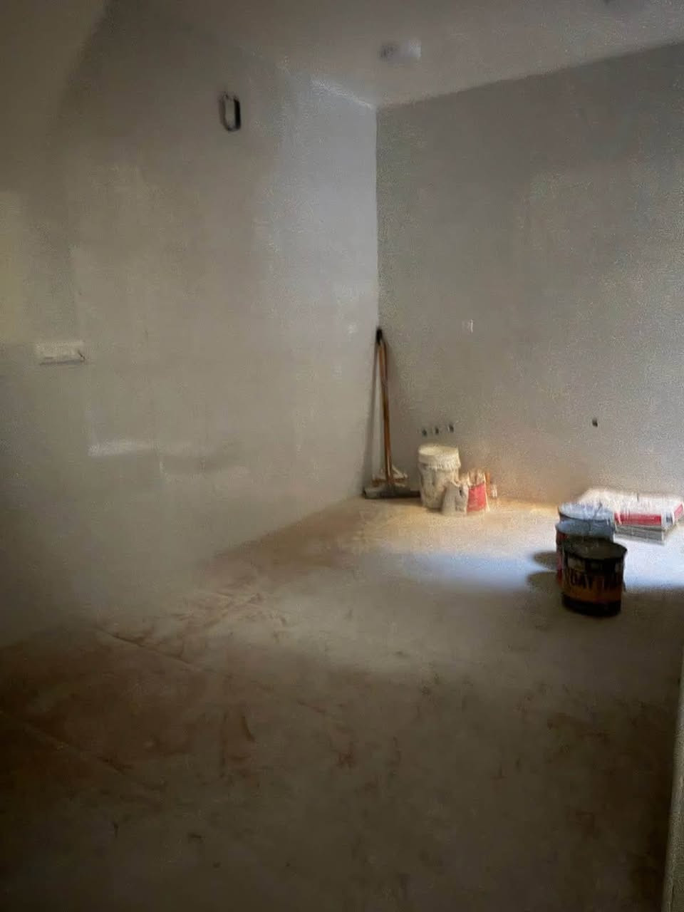 بيت للبيع زيرو مساحة 55 متر
العنوان حي القاهرة قرب تانكي المي📍
يحتوي على صالة مطبخ خدمات طابق الارضي
الطابق الثاني غرفتين نوم مع لخدمات 
الطابق ثالث غرفة نوم مع سطح +بيوتنه
للاستفسار الاتصال: ***********☎️

