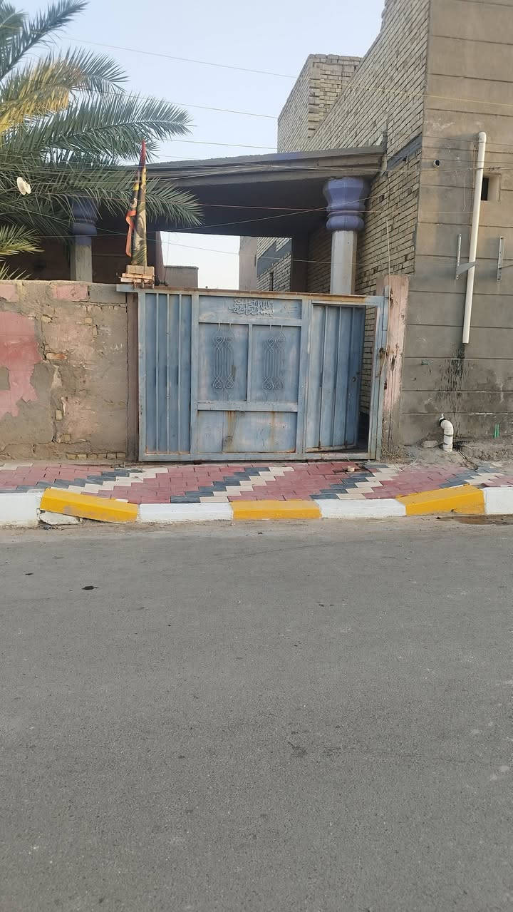 السلام عليكم
دار للبيع مساحه 150م واقع حال يتكون من غرفه ومطبخ واستقبال وصحيات 
بناء طابوك .. السگف عگاده 
الموقع حي الزهراء اول قرب مدرسة جميل ابن معمر 
استفسار على رقم ***********
