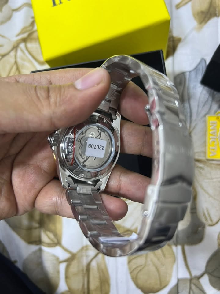 ⌚ ساعة Invicta غواصين – أوتوماتيك قطر ٤٠ ⌚
🔹 الحركة: أوتوماتيك (تعمل بدون بطارية)

🔹 الفئة: Professional Diver

🔹 مقاومة الماء: 200 متر

🔹 الزجاج: كريستال مقاوم للخدش

🔹 الإطار: دوّار (Diver Bezel) أسود مع تفاصيل ذهبية

🔹 لون المينا: ذهبي مع مؤشرات مضيئة

🔹 السوار: ستانلس ستيل

✨ ساعة قوية وفخمة، مناسبة للاستخدام اليومي والسباحة

✨ ماركة عالمية معروفة بتصاميم الغواصين

📍 السعر: ١٥٠ الف

📞 للتواصل: خاص او واتس اب

***********
