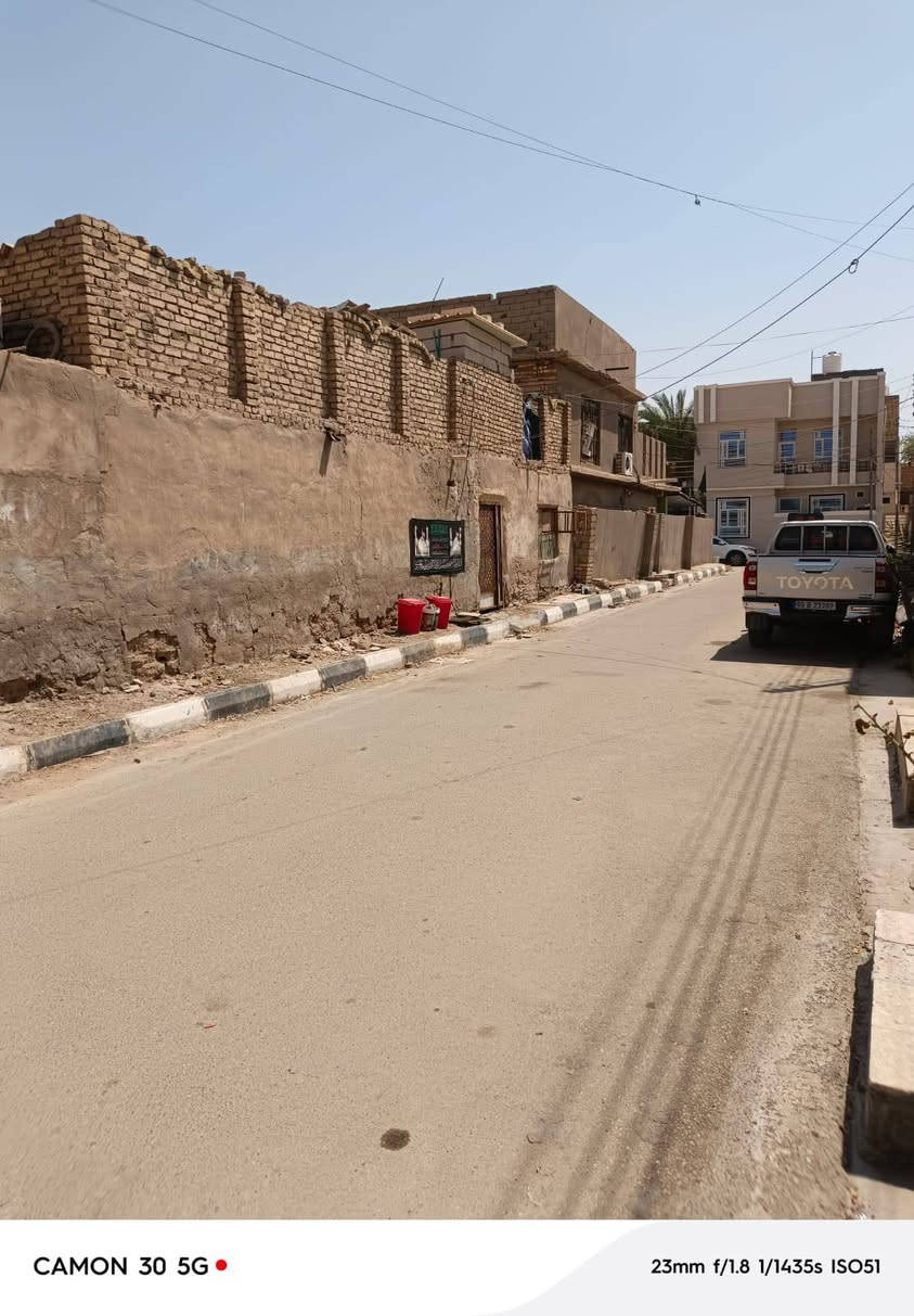 عليكم بيت للبيع المكان ناصريه حي الشهداء بشارع لنص لبيت ركن عل ساحه المساحه مالته 240متر 
رقم لستفسار ***********
