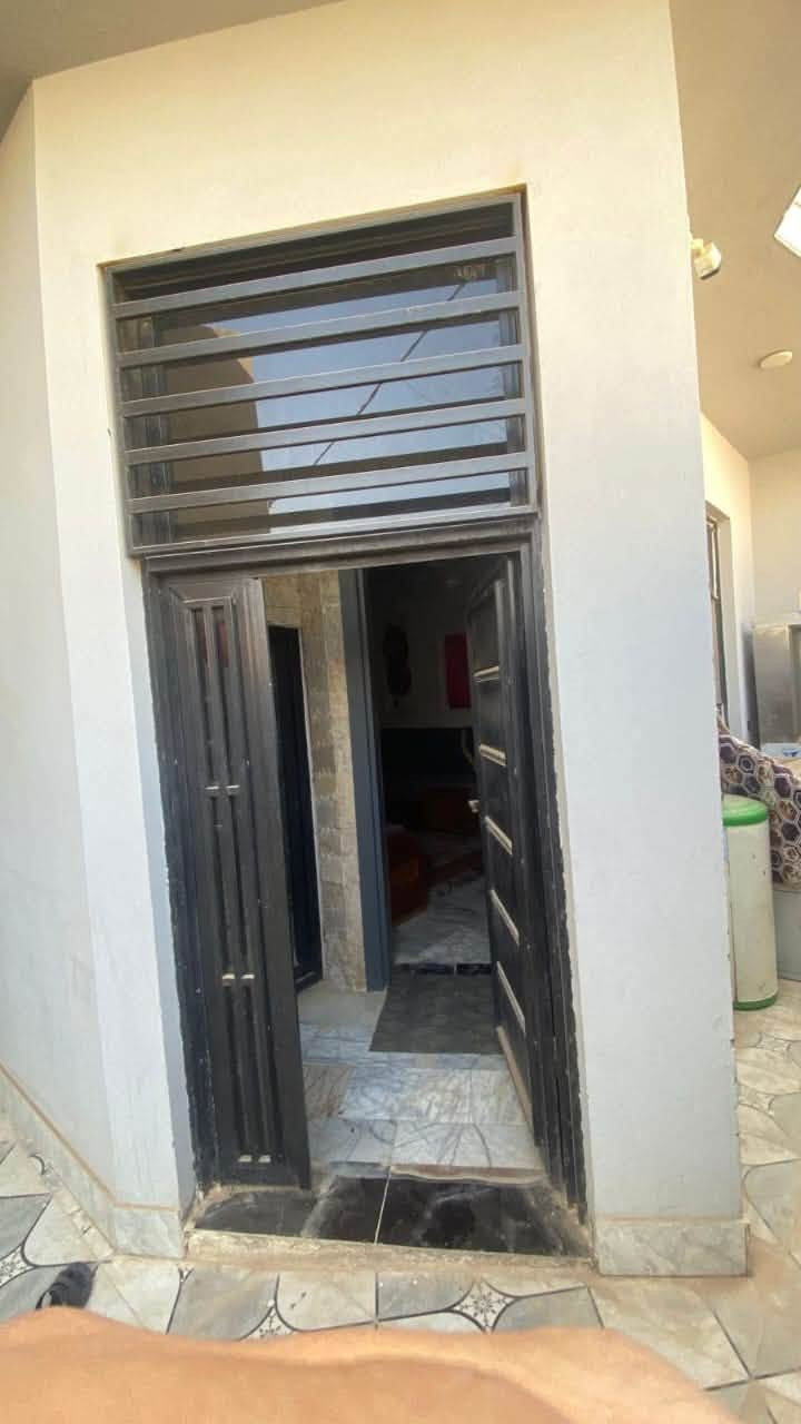بيت للبيع🏡
المساحه200متر بناء درجة اولى

الطابق الاول: يحتوي على غرفتين 

ومطبخ وصالة وصحيات ايضاً وكراج

بناء كونكريت مسلح

الطابق الثاني: يحتوي على غرفتين وصالة وصحيات

بناء درجة اولى

العنوان: الاسكان قرب مركز شرطة الاسكان قرب السايدين
قريب ع الشارع العام

السعر💸:170 وبي مجال قليل

 مكتب الرواسخ للعقار
 عنوان المكتب العروبه مقابل مطعم جود 
: ***********
: ***********
