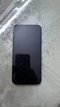 13برو ماكس بطاريه ٨٠ ١٢٨ذاكره ضهر مكسور وشاشه بي تجاريه  سعره 300الف و...