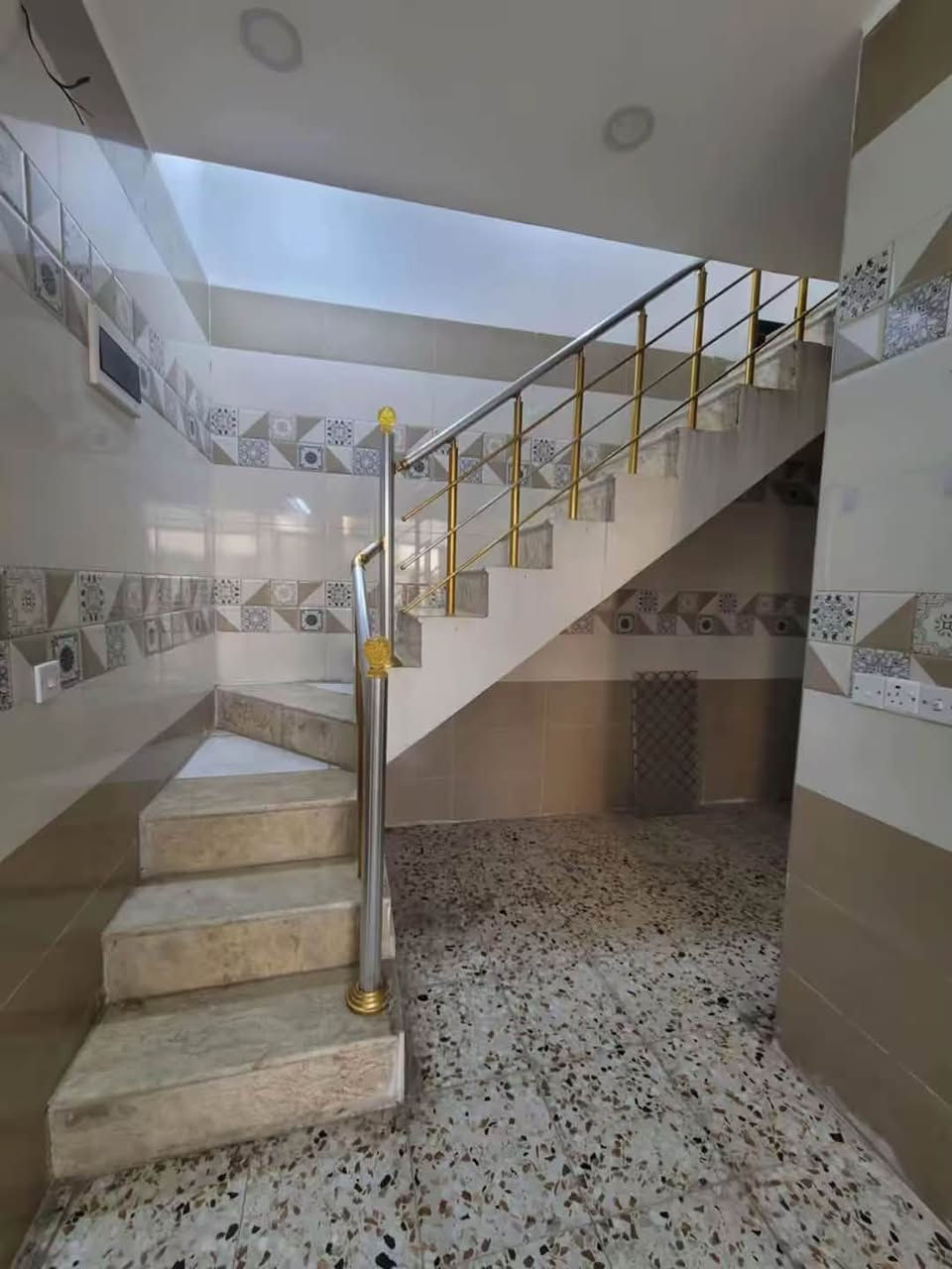 دار الايجار يحتوي ع 3نوم صاله و مطبخ حمامات البيت مابي غرفه جوه فقط فوك جوه صاله مطبخ 
لاتصال ***********
