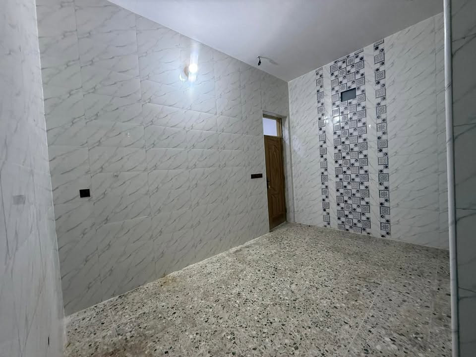 سلام عليكم عندي بيت ١٠٠ متر بحي النداء بمنطقه ال ٥١ قريب على شارع قنبر علي بيت جاهز من كلشي وحديث غرفه ومطبخ وصحيات وصاله واستقبال وفوك غرفه مخليها مخزن خط مولده موجود سخان وتانكي موجودات من كلشي جاهز اريد ائجره ب٢٥٠ الف…. 
وهذا رقمي *********** بي واتساب
