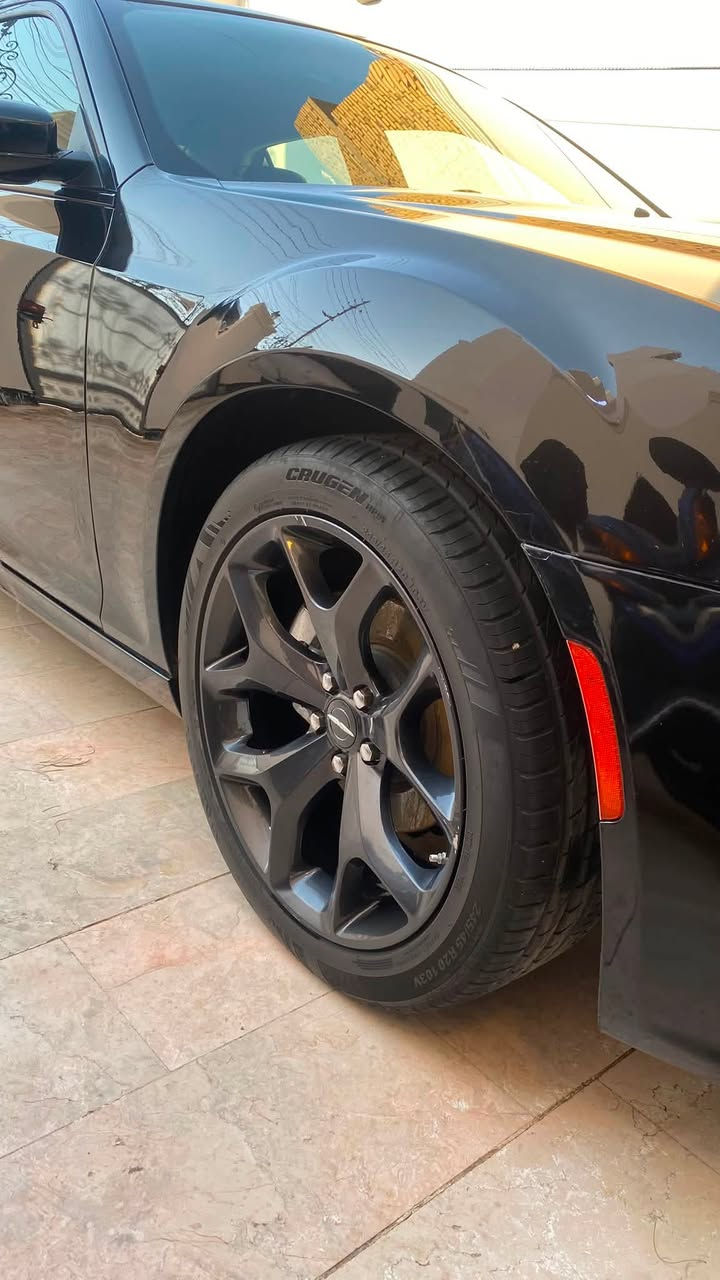 السعر265$
Chrysler 300 فئة 300L / Touring-L.
🔹 المحرك: 3.6 لتر  V6
🔹 القوة: حوالي 292-300 حصان  
🔹 العزم: حوالي 353 Nm  
🔹 ناقل حركة: أوتوماتيكي 8 سرعات  
🔹 نوع الدفع: دفع خلفي
30im
من المواصفات القياسية أو الشائعة:  
✔ شاشة لمس 8.4″ مع نظام ترفيهي وملاحه
✔ دخول وتشغيل بدون مفتاح
✔ مكيف هواء مزدوج المناطق
✔ مقاعد أمامية قابلة للتسخين
✔ مراقبة النقطة العمياء Blind Spot
✔ حساسات ركن أمامية وخلفية + تنبيهات حركة خلفية (في الغالب)
✔ جنوط 20″
حادث السياره جاملغ +البنيد اصلي نفس لون بدون صبغ ولا تعديل
العراق بغداد

‭+964 770 793 8105‬

