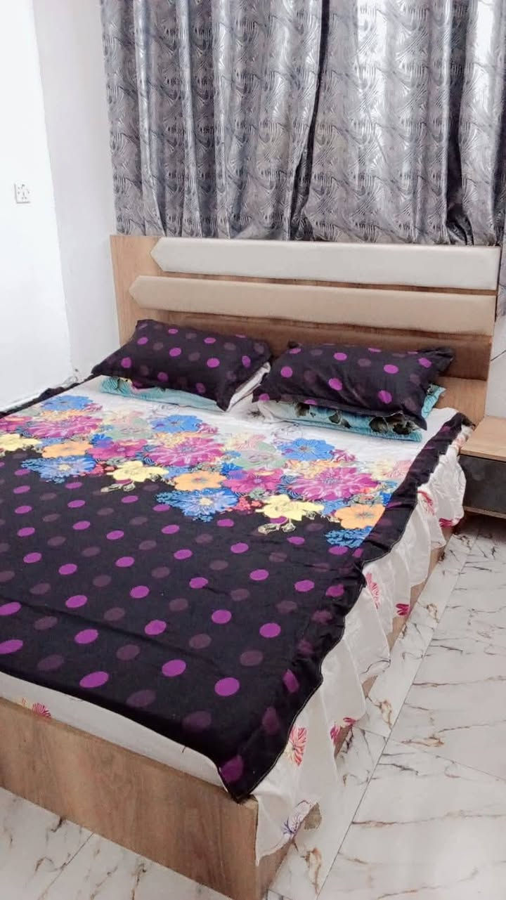 السلام عليكم بيت للبيع في جسر ديالى منطقه الاعريفيه مساحه 240 يتكون من كراج وحمام خارج وحديقه ومدخل كليدور واستقبال ومطبخ وغرفتين نوم وصحيات  للاستفسار عن السعر التواصل  خاص او ع الرقم ***********
