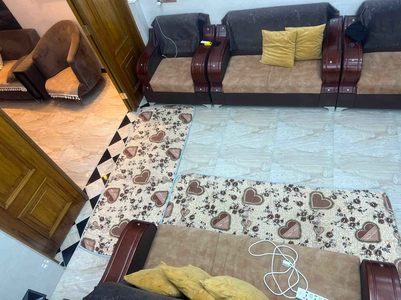 دار سكن ١٠٠ متر طابو صرف للبيع فول مواصفات بناء ٢٠٢٥ طابقين دبل فاليوم
📐 المساحة : ١٠٠ متر الوجه ٥متر والنزال ٢٠ متر

#يحتوي الطابق الاول : طرمة صحيات مدخلين للدار استقبال صالة معزولة مطبخ حار وبارد حمام غرفة نوم منور ،،

#يحتوي الطابق الثاني : 3غرف نوم وصحيات وصالة درج ،،

🏛️بناء بأدق التفاصيل والذوق الرفيع من جميع الجوانب بناء (طابوك درجة أولى ) 

📍الموقع : العزيزية حيّ السياسيين التبليط وجميع الخدمات ،، 

💰السعر : ١٢٠ مليون وقابل للتفاوض 

📄السند باسم سخص واحد تحويل مباشر 

☎️للاستفسار اكثر الاتصال بالأرقام التالية 

📞 *********** 📞 *********** 📞
