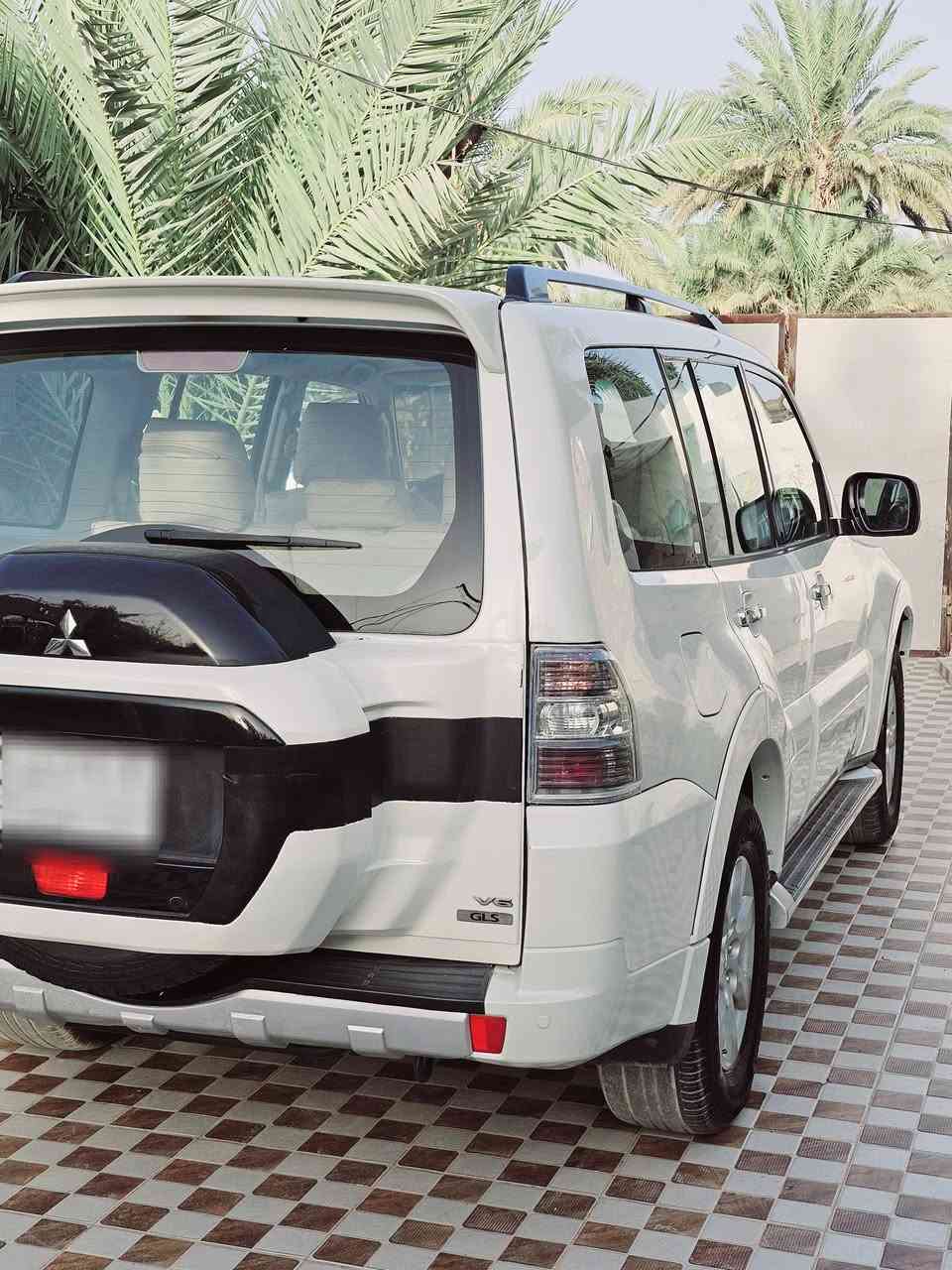 باجيرو موديل 2015..حبتور فول مواصفات..مكينة 3500..
معروفه مواصفات الحبتور ...اعلئ فئة بالباجيرو 
فتحة دمام كشن جلد تحكم ثلاث جهات..كروز تحكم صوتي 
مري شفط..اشاير بالمري..حساسات خلفي..
شاشة كامرا..ثلاجة..كشنات كهرباء..
زراك لايت..لايت زنون عالي ناصي...
ضررها جاملغ الامامي فقط صبغ..الباقي كفالة عامة..
مكفولة من كلشي كير محرك حدادية تخم تاير جديد..
ومكفولة من البارد والشخوط ..السيارة جديدة وجاهزة..
رقم بغداد الجديد سنوية وهزة جديدة ...مكاني الديوانية.
..السعر مناسب ب150 وبيه مجال بسيط جدا ..
الشراي يتصل...
***********
ب***********
