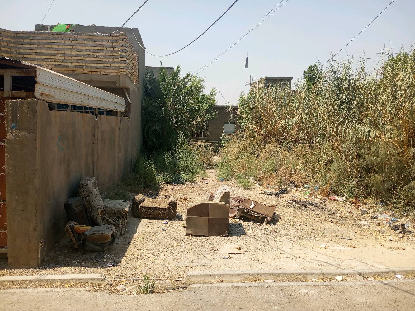 قطعه ارض زراعي مساحه 160 متر العرض 8متر والطول 20متر يوجد مجاري وتبليط وكهرباء ومي ونت السعر 12 مليون وبيها مجال بسيط العنوان بغداد المعامل او قضاء الزوراء العماري القريه الفلاحيه رقم الهاتف ***********
الأرض عليها سند/طابو لو عقد زراعي؟ وشنو نوعه بالضبط؟: 
زراعي 
ممكن توضحلي الموقع بالتحديد أكثر: أي محلة/زقاق/رقم قطعة حتى يگدر المشتري يوصل إلها بسهولة؟: 
بغداد المعامل العماري القريه الفلاحيه 
المدخل والواجهة شكد بالضبط؟ وهل الشارع أمامها مؤجر/معبد بالكامل لو بس جزء منه؟: 
8×20
الأرض مسموح بيها بناء لو استخدامها زراعي فقط؟ وبيها أي قيود أو مشاكل قانونية لازم يعرفها المشتري؟: 
نعم مسموح بيها بناء 
السعر 12 مليون نهائي لو قابل للتفاوض؟ وشنو طريقة البيع عندك: كاش فقط لو أكو إمكانية تقسيط/تحويل؟: 
قابل للتفاوض بيع كاش