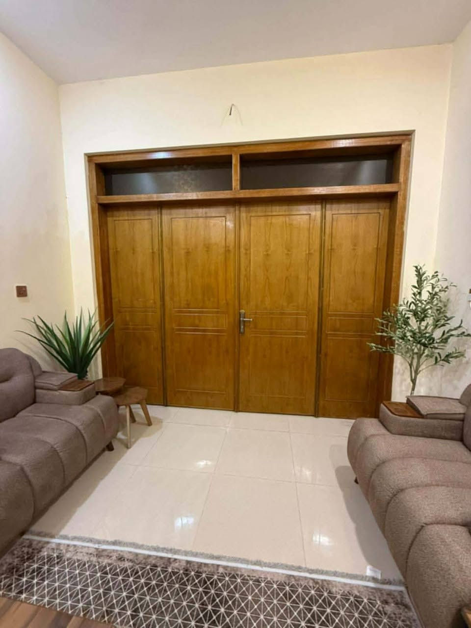 اعلان دار للبيع /​📍

⏰ تم تخفيض السعر / 185 بليد /💰 
مطلوب اسكان 44 / 💰 

​🏡 دار للبيع في الديوانية – أم الخيل الرابعة
​فرصة ممتازة للتملك في موقع مميز وهادئ!
​📍 الموقع: الديوانية - أم الخيل الرابعة (نزلة حمامكو بيروت - ثالث فرع).
📐 المساحة: 150 متر مربع (الواجهة: 7.5 م × النزال: 20 م).
🏗️ نوع البناء: طابقين (كونكريت مسلح).
💰 الوضع المالي: مطلوب صندوق الإسكان (44 مليون دينار عراقي) 
التزديد 260 كل شهر 
​🔹 التفاصيل والتقسيم الداخلي:
​الطابق الأول:
​غرفة استقبال كبيرة.
​صالة واسعة + مطبخ. ♨️
​غرفتان نوم.
​مناور للتهوية والإضاءة.
​مجموعات صحية (داخلية وخارجية). 🛁
​الطابق الثاني:
​صالة واسعة.
​حمام ومجموعة صحية.
​📞 للاستفسار والمعاينة:
يرجى مراجعة مكتب أحمد الشمري للاستثمار والتطوير العقاري أو الاتصال على الأرقام التالية:
📱 ***********
📱 ***********
