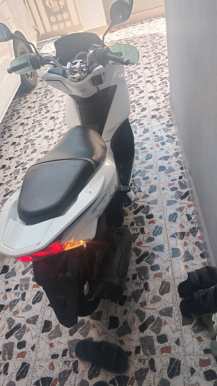 سلام عليكم دراجة PCX جيل ثاني البيع دراجة خير من الله حساس اثنينهن شغالات دراجة ممافتوحة سعر ١٤ ورقة بيهة مجال العنوان ديالى بعقوبة لاستفسار علئ رقم ***********

