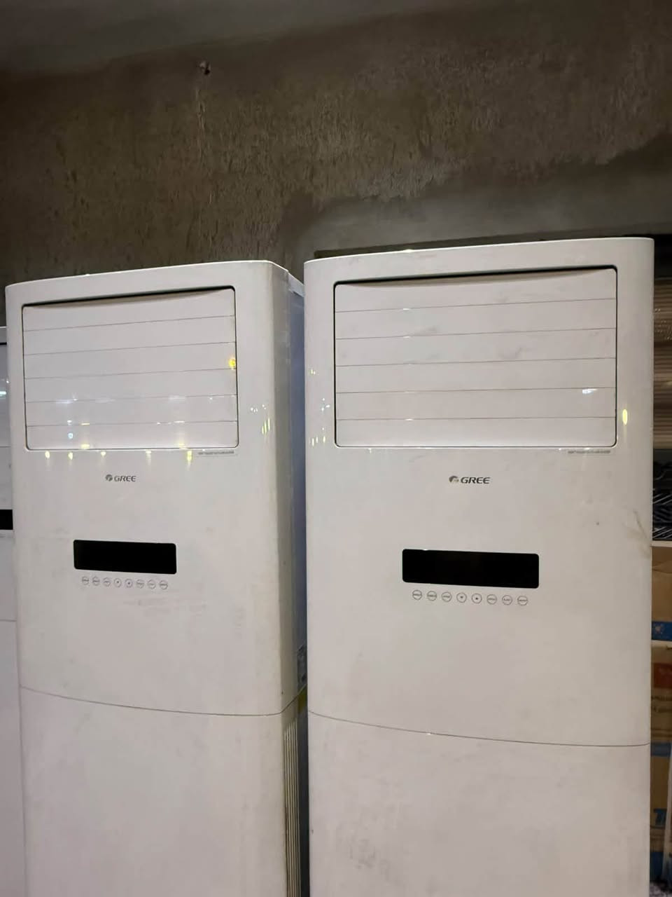 السلام عليكم 
للبيع سبلت 
نوع گري 
حجم 3 طن 
دبل فان 
غاز 410
انتاج 2023
***********

