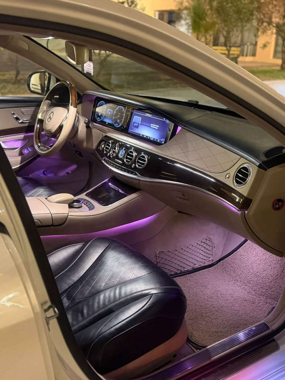 السلام عليكم للبيع مارسدس s500 amg 2014 راس الدجاجة اديشن 1 دزاينو فول السيارة وارد خليجي كفالة عامة السيارة جديدة حيل ماشية ٨٣٠٠٠ كيلو السيارة بصمتين بانوراما اوتو بارك اوتو هولد السيارة مواصفاتها متخلص فووول السعر 39000$ للاستفسار ***********
