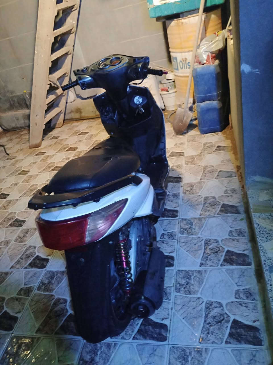 السلام عليكم سكنس فحل مكينه 58.5 كلج خلفي WF مكينه خير من الله الدراجه شلعه ومعدل بيه منضومت زنون دبلات رياضي فقط مراوس بشي مرتب أو  كير ***********
حله بكرلي
