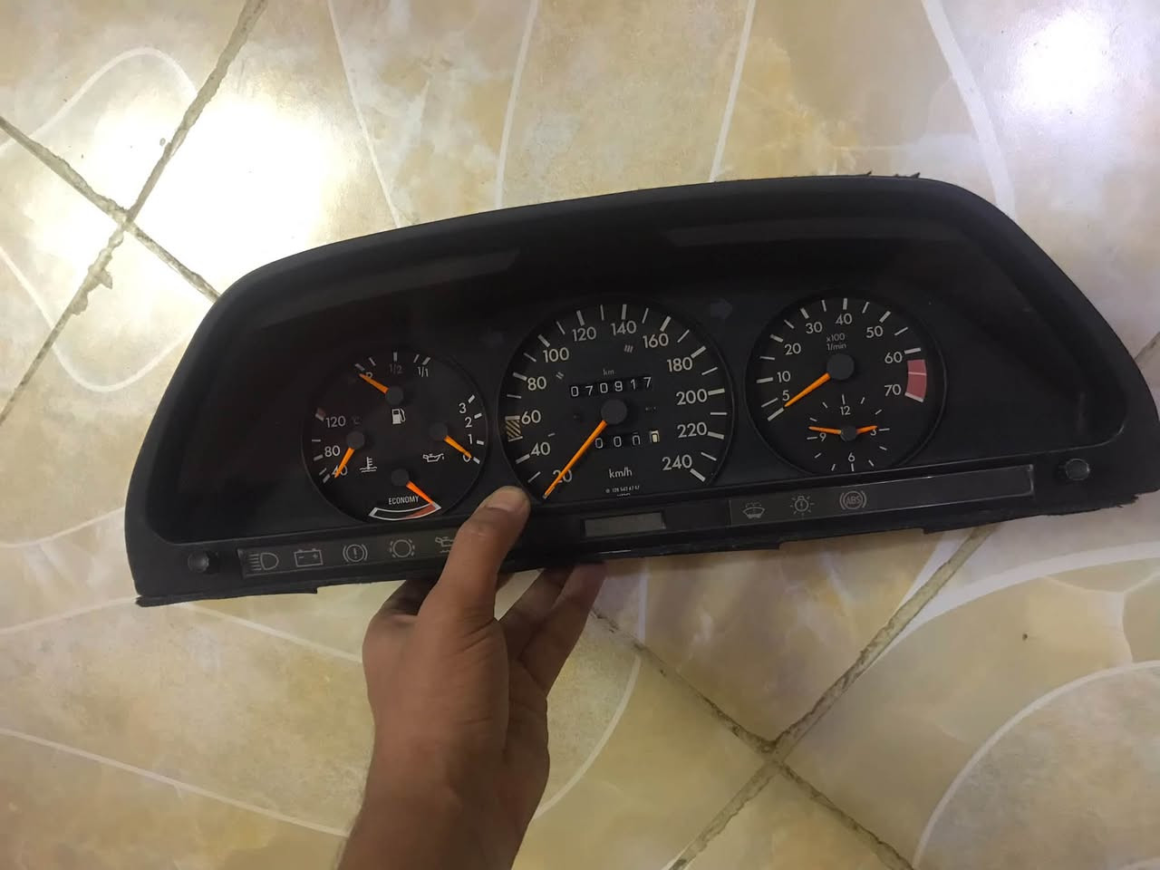 للبيع ساعات Mercedes benz
W126/300SE
W124/320E
جدد وارد 
عنوان بغداد 
***********
