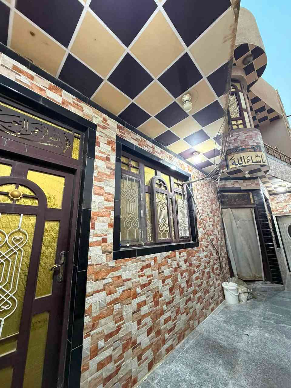 السلام عليكم
دار للبيع في منطقة الحاوي /حي الربيع
المساحه /120 متر/  مربع 
ركن على شارعين مقابل جامعة واسط
(باب الأداب)
يتكون من طابقين
الطابق الأرضي يحتوي على /غرفه ومطبخ
وهول وأستقبال وصحيات 
الطابق الثاني/يحتوي على ثلاث غرف وصحيات
للأستفسار الاتصال على الرقم 
***********
