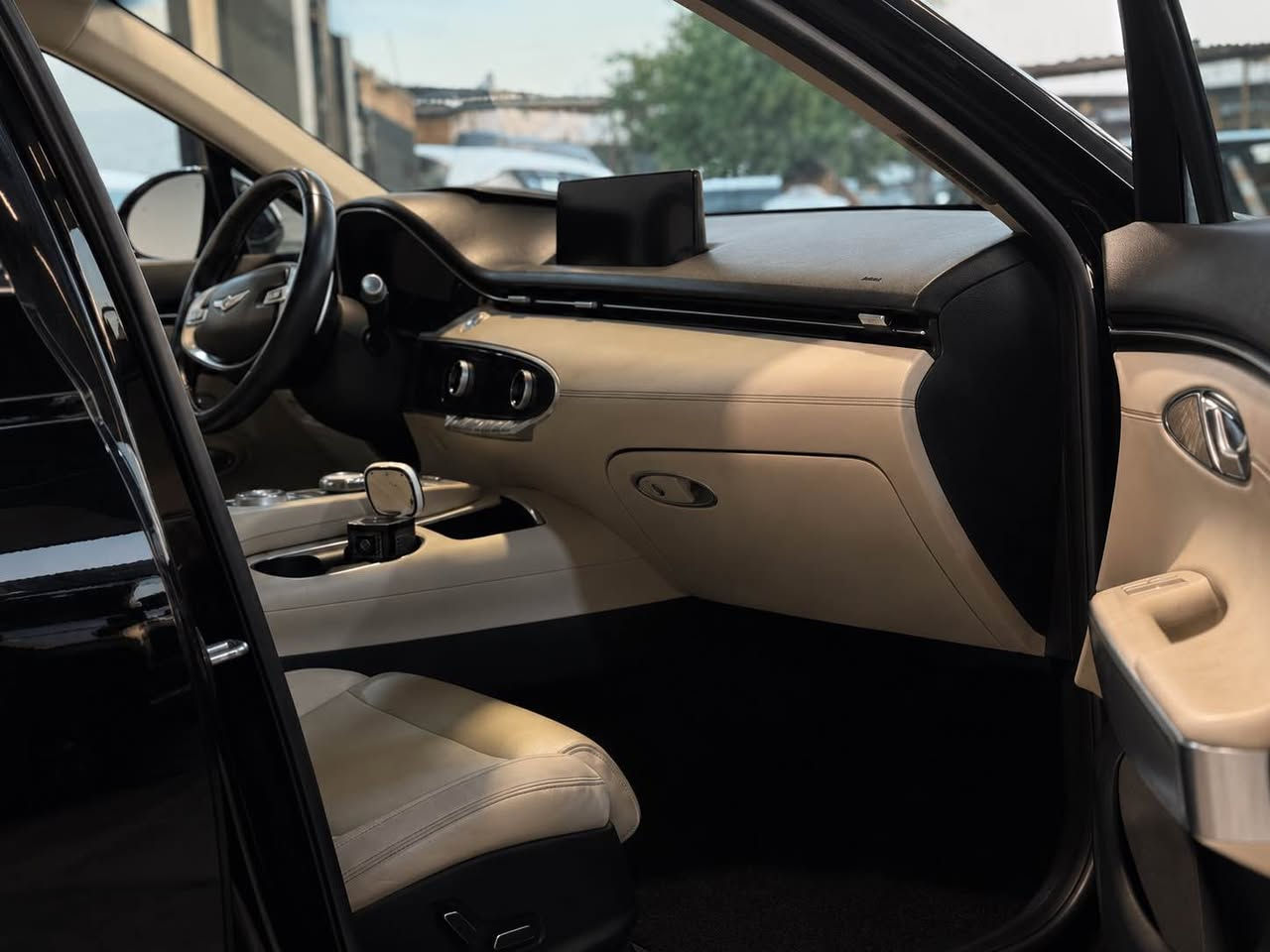 جنسيس GV70 | Prestige

الموديل: 2022
المحرك: 4 سلندر Twin Turbo
الدفع: رباعي AWD
القير: أوتوماتيك 8 سرعات
الممشى: 38 ألف ميل
اللون الخارجي: أسود
الداخلية: بيج وأسود
عدد المقاعد: 5

المواصفات:

حساسات أمامية وخلفية
فتحة سقف بانوراما
تشغيل عن بُعد
دخول وتشغيل ذكي
قيادة ومساعدة ذاتية
مثبت سرعة متكيف
نظام المحافظة على المسار
تحذير النقطة العمياء
نظام تفادي التصادم
فرملة طوارئ تلقائية
مقاعد كهربائية
تدفئة وتبريد المقاعد
ذاكرة المقاعد
دركسون كهربائي متعدد الوظائف
باب خلفي كهربائي
شحن لاسلكي للموبايل
شاشة معلومات وترفيه
عدادات رقمية
نظام صوت فاخر
Auto Hold
Auto Park

جنوط رياضية
مواصفات Prestige

Genesis GV70

للاستفسار *********** البصرة, العراق
