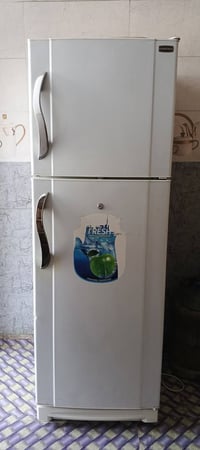 ثلاجه للبيع السعر 175لتصال ها07774839697