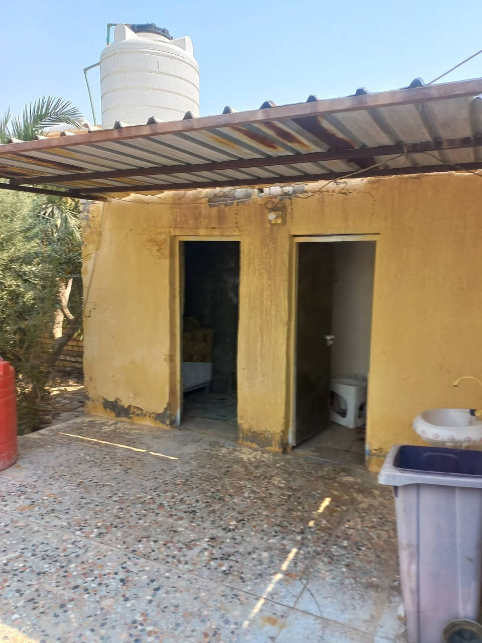 يوجد دار للبيع في قرية عباده قرب مظيف الشيخ ابو اركان عالوجهيه المساحه 450 وتوحد حديقه كبيره والشراي يتصل ***********
