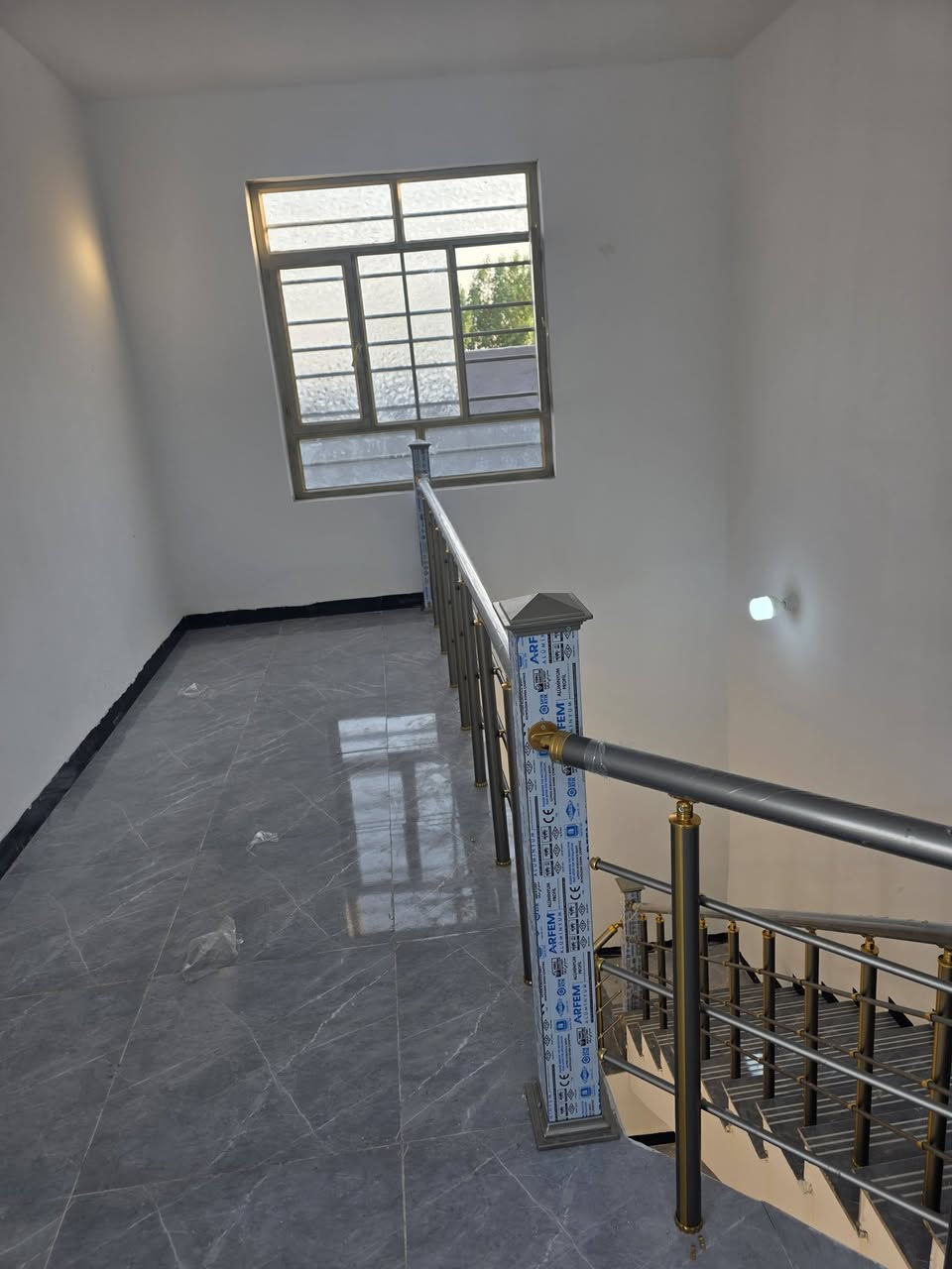 السلام عليكم ورحمة الله وبركاته 
متابعينا الكرام ٠٠٠‼️‼️
دار للبيع المساحه 240م🏠
الواجهة 10م 
النزال 24م🏢
يحتوي الدار على صالة ومطبخ وحولي وغرفتين منام🏞
 وبيتونة كبيرة تصلح مخزن 
وحديقة وصحيات خارجية وگراج
الموقع مميز جدا شاطئ التاجي ‼️
شارع جميل ويس رحمه الله  
للاستفسار الاتصال على الارقام الاتيه 
كورك واتساب  ***********
اسيا ***********مَكتب ديرتنا للعقار
