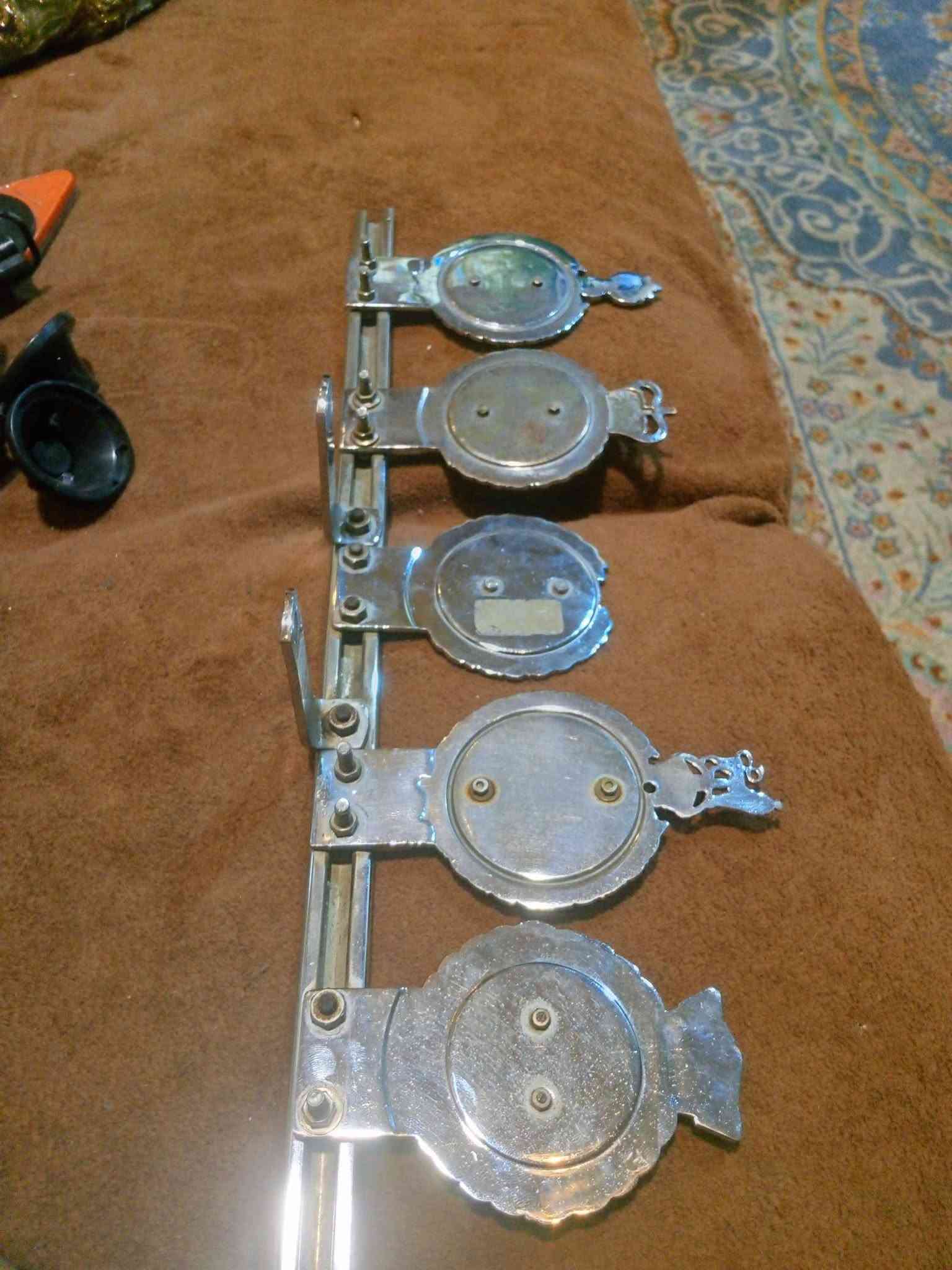 بوري  وباجات اصلي اسلايت  مع براغيه فحص
الباجات كلهن اصلي اصلي فحص  ومختلفات  عددهن 5
ابيع. كامل.  او مفرد 
للاستفسار ***********
