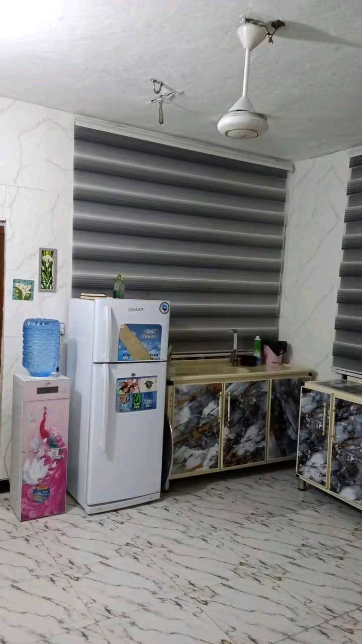 بيت للبيع جسر ديالى منطقة الاعريفيه 
مساحه البيت ٢٤٠متر
طرمه وحديقه وخمام خارجي
غرفتين نوم
استقبال 
مطبخ
وصاله ومنور وره البيت 
سطح شتايكر كامل بناء طابوق
الاستفسار خاص