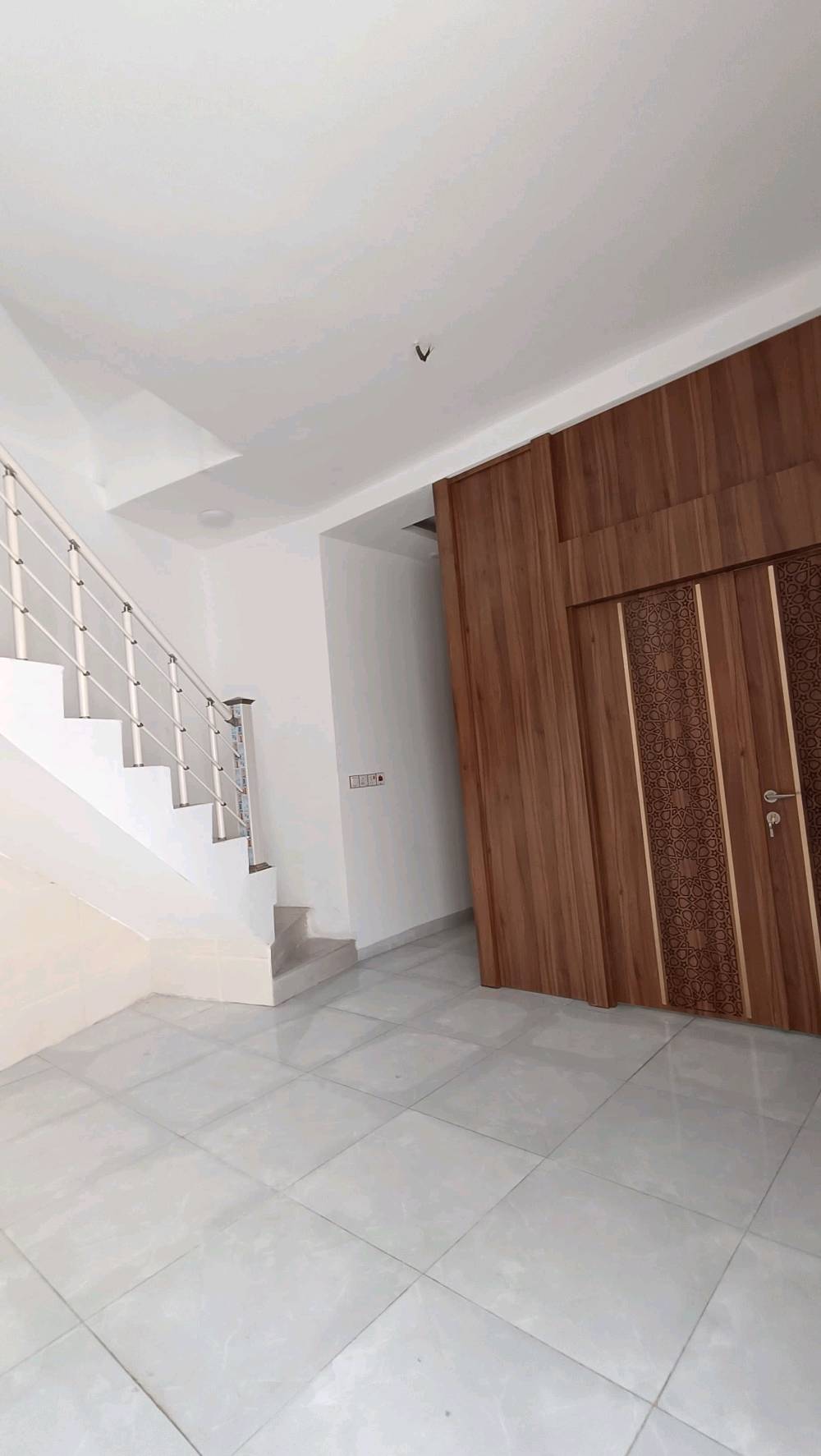بيت للبيع بحي العباس الفرع الأول خلف فندق البارون مساحة 76 طابقين كامل مكمل وجاهز للسكن الطابق الارضي صالة واستقبال ومطبخ وصحيات والطابق الثاني غرفتين وصالة وصحيات بناء جديد طابوگ والاسااس رفت وغير مسكون
ممكن تذكرلي بأي مدينة/منطقة بالضبط بيت حي العباس؟ وهل الموقع قريب من الشارع الرئيسي أو الخدمات المهمة؟: 
الفرع الأول قريب جداً لشارع السيدة زينب يبعد عن الأمام 2 كيلو متر 
شكد عدد الغرف بالضبط بكل طابق، وهل البيت بيه حوش/سطح/كراج أو مكان للسيارة؟: 
غرفتين وصالة وصحيات وصالة واستقبال ومطبخ وصحيات 
الطابو شنو نوعه بالتفصيل؟ وهل البيع مباشر من المالك وبكل الأوراق جاهزة للنقل؟: 
نعم
السعر شكد؟ وهل قابل للتفاوض، وتريد تبيع نقدي لو تقبل تقسيط؟: 
125مليون وبيه مجال 
