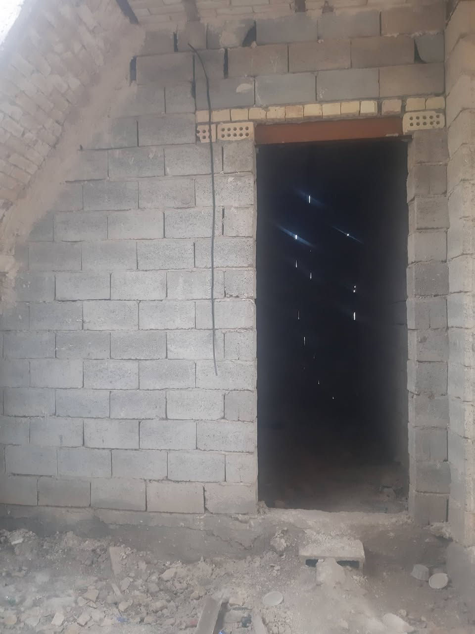 سلام عليكم بيت هيكل مساحه 2055 عكاده ومصبوب يتكوان غرفتين نوام صاله استقبل حمام ومطبخ
طرمه سياج خارجي حمام خارجي عنوان حي زليزل شارع الملعب اتصل على ***********
