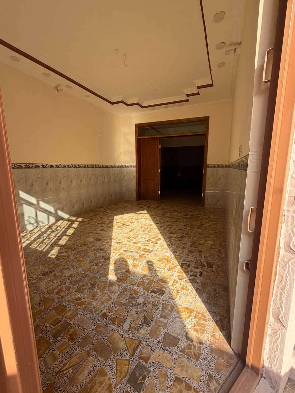 سلام عليكم 
يتوفر بيت للبيع
المكان  كربلاء المقدسه 
الجمعيه 
فرع فندق اولاد الرسول او افندق القريشي 
نهايه الشارع قرب منتوجات النفطيه سابقا 
يبعد عن الامام الحسين 10دقايق مشي 

المساحه 105 متر
واجهة 7.5 
طابقين 
استقبال ومطبخ وصاله
حمامات ثنين ومنور
طابق ثاني غرفتين نوم وحمام تواليت 
نضيف جدا البيت 

***********
***********
