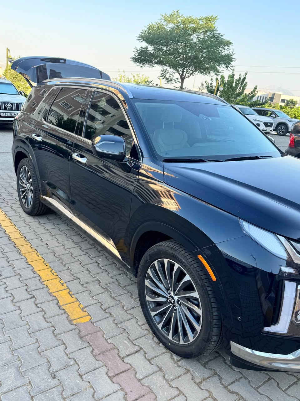 السلام عليكم 
سيارة معروضة للبيع هيوانداي باليسيد Hyundai Palisade)2025
المحرك 3.8. اوتوماتيكة  /6 سلندر 
المواصفات امريكية الفئة اعلى فئة   (كالكرافي ) calligraphy / ماشية 15,000
الاجزاء المتضررة في الحادث فقط قطعتين جاملغ وباب جاملغ باب دوسة صبغ بدون دواخل
رقم اللوحة اربيل 
اللون نيلي غامق عدد المقاعد 7 راكب سقف بانورامي كاميرا 360 تدفئة مقاعد وتبريد مقاعد ، نوافذ كهربائية حساس المطر , رادار امامي خلفي عدد 6حساسات امامي خلفي عدد /12 /التحكم التلقائي في درجة الحرارة ، نظام فرملة الطوارئ ، ٦ وسادة هوائية المصابيح الامامي ليد انارة محيطية ،تشغيل عن بعد AWD ،سماعات هارمن كاردن تبريد مركزي امامي خلفي منفصل التحكم تحكم ستيرل شفتات كشنات Vip مساج,بردات  جانبيه ، شاحن لاسلكي كشافات ضبابية وضع القيادة مثبت السرعة التكيفي تحكم بصمه (تقدم و رجوع) مرآة السائق شاشه  صندوك كهرباء شفط يفتح عند الاقتراب اربع وضعيات فتح كشنات خزن ميموري {كشنات جلد ابيض} السعر 355$اي استفسار اخر *********** بغداد, العراق

