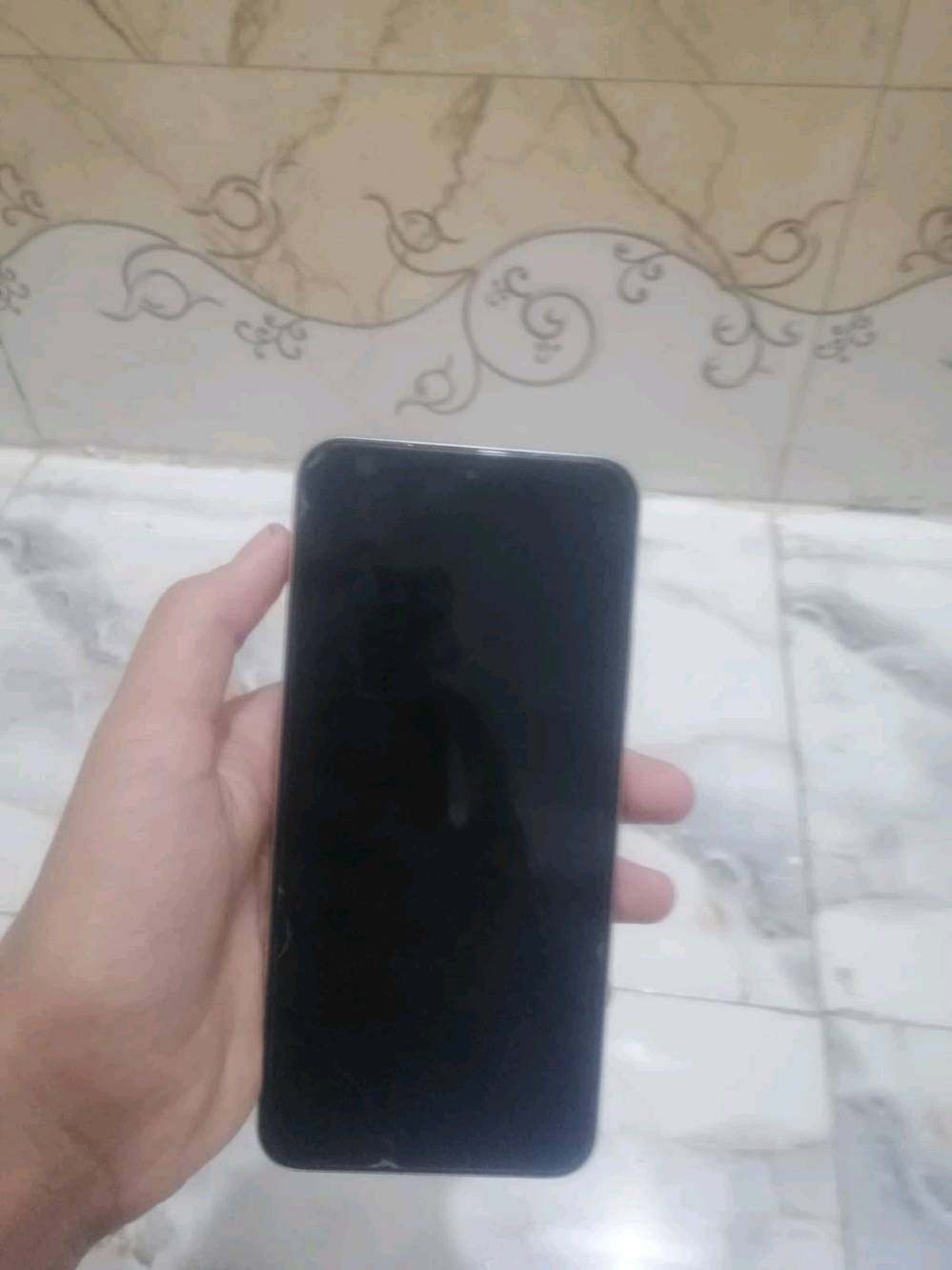 جهاز HONOR X9D مستعمل مدة 6أشهر جهاز جديد مابي أي شي بطارية تبقى أكثر من يوم شغالة غراضه موجودة من شاحنة وكيبل وياه الكفر حهاز تأخذه بكارتونته جديد كليًا السعر 500الف قفل مكاني، النجف الحولي شارع 30
هواية مهم للمشترين: شكد السعة بالضبط؟ (رام/ذاكرة داخلية) وهل الجهاز نسخة 4G لو 5G؟: 
الذاكرة 256 الرام +12 نسخة 5G 
شنو حالة الشاشة والهيكل بشكل أدق؟ بيه أي خدش، كسر، أو نقطة/حرق بالشاشة لو لا؟: 
مابي أي شي جديد 
هل الجهاز مفتوح/مصلّح سابقاً أو متبدّل بيه أي قطعة؟ واذا أكو، شنو القطع؟: 
جديد كُليًا 
شنو سبب البيع؟ وهل السعر 500 ألف نهائي لو بيه مجال للمساومة؟: 
ممكن يتغير الرأي حسب الشراي
إنت موقعك بالضبط بالنجف؟ وهل تقبل فحص وتجربة قبل الشراء؟: 
تگدر تفحص وتجرب يمي