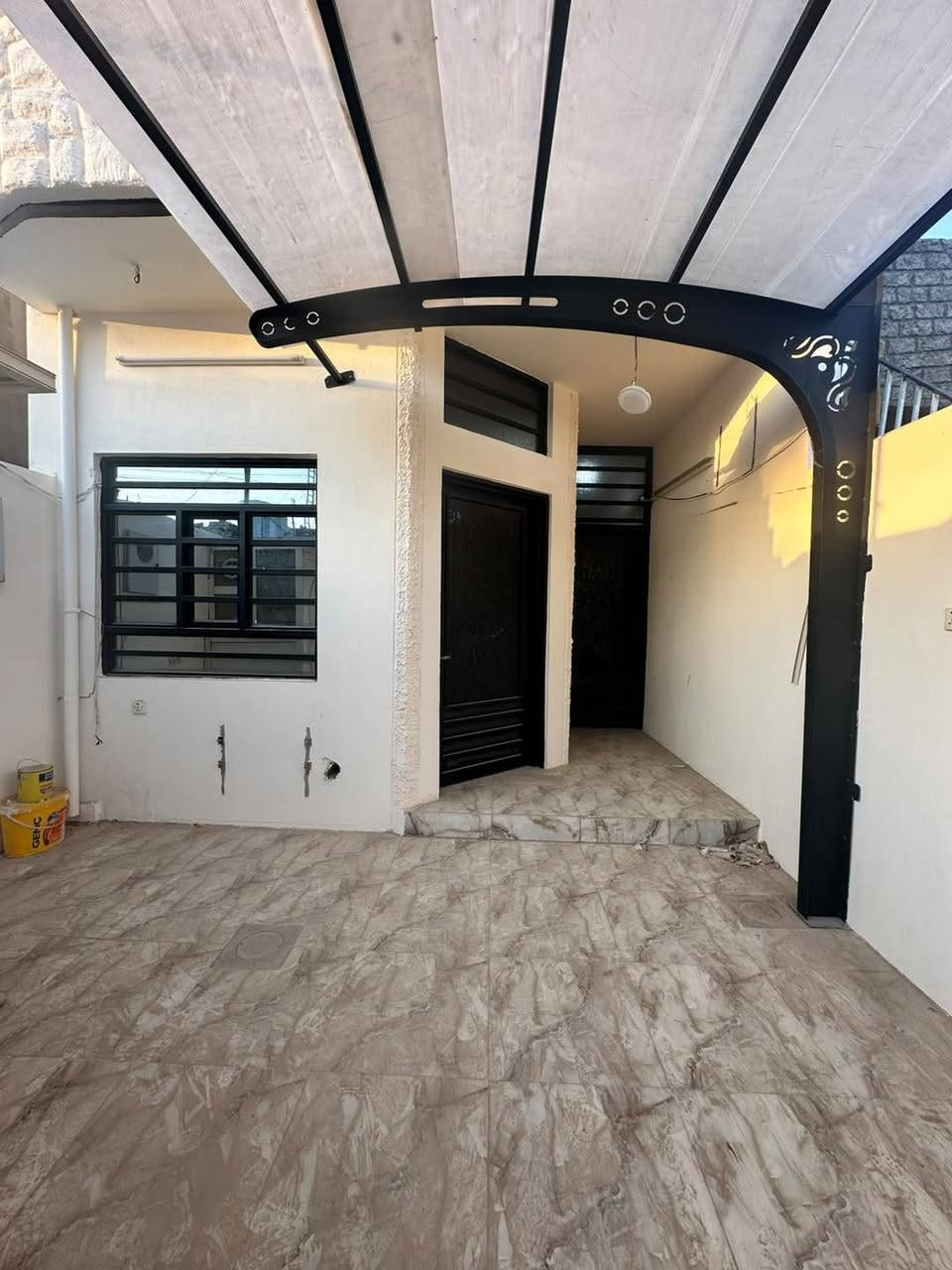 🏡 دار زراعي مضمون – طابقين للبيع 🏡

🔶 المساحة: 100 متر
🔶 الواجهة: 5 متر

🏠 تفاصيل الدار:

🔹 الطابق الأول:
• استقبال
• مطبخ
• صحيات داخلية وخارجية
• درج داخلي
• كراج 🚗
• ⁠.هول داخلي 

🔹 الطابق الثاني:
• غرفتين  نوم 🛏️
• هول
• صحيات

📍 الموقع: حزيران – قرب جامع الحاجة صالحة وماركت النجوم

💰 لمعرفة السعر:
علّق بكلمة «الكنز» 👇

━━━━━━━━━━━━━━━━━━

📞 للاستفسار ومعرفة السعر:
☎️ ***********
☎️ ***********

🏢 مكتب الكنز للعقارات
📍 حي الواسطي – قرب مول حجي زياد
تحت مسجد نور الدين الزنكي

✨ ثقة • خبرة • أمان
الكنز للعقارات — نختار لك الأفضل
