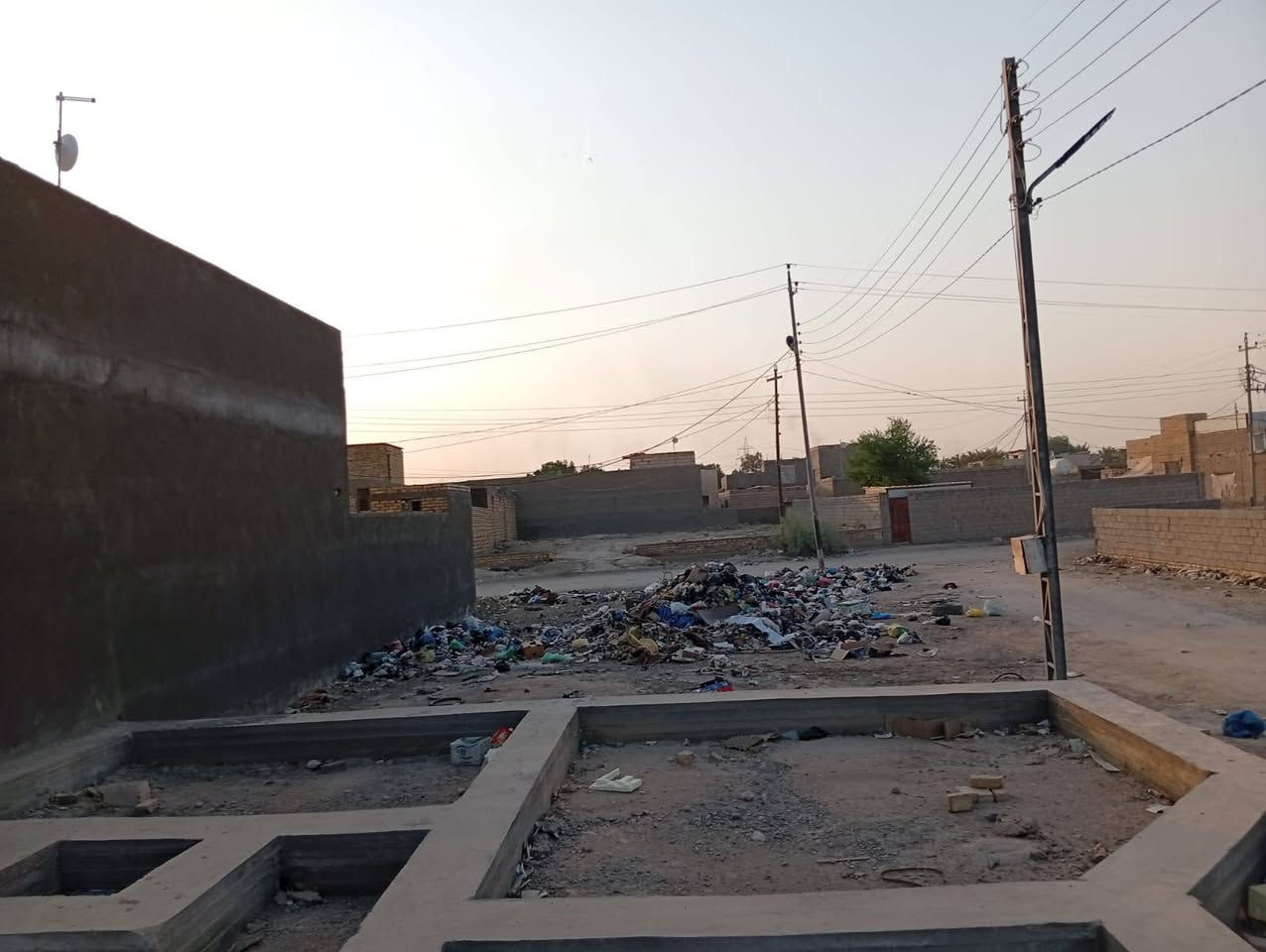 بتلو صب كونكريت مسلح درجه اولى  خريطه حلوة  طابو ٢٥ اسهم العكر الغربي خلف مدرسة الانسام المساحه ١٠٠ ١٠*١٠ ثاني قطعه عن شارع المدرسة الرئيسي شارع عشرة امتار والمجاري تبعد عنها ٣٠ مترة والكهرباء واصلة والماء واصل جاهزة للبناء والسكن السعر ٣٠ مليون قابل للتفاوض التواصل على الرقم *********** حسن ابو مصطفى ناصرية, ذي قار
