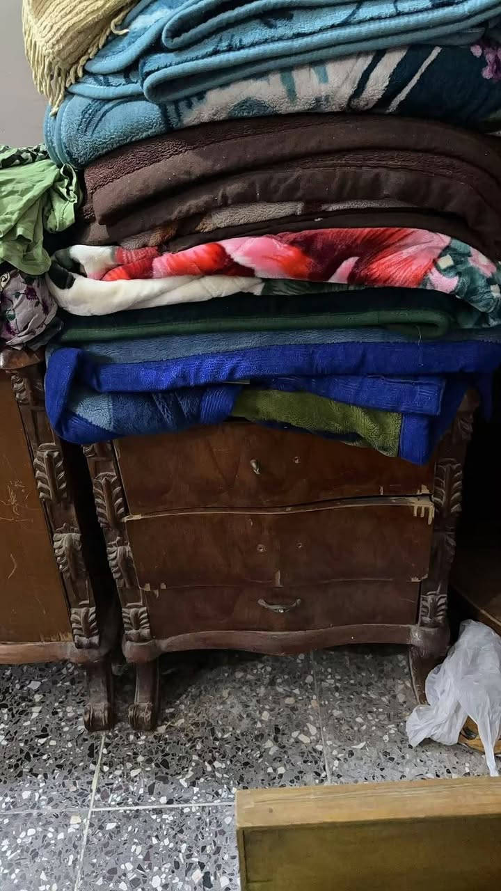 السلام عليكم عندي غرفة قديمة موديل الثمانينات كعب الغزال تحتاج الى صيانة ابيع باي سعر مناسب رقم الهاتف بي واتساب ***********
