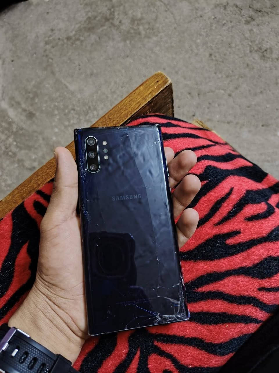 للبيع جهاز Galaxy Note10+ الذاكره 256 الرام 12 البطاريه 5000🔋 الجهاز مامفتوح بس بي ضربه بل شاشه مثل ماواضحلكم وضهر الجهاز مفطر يعني جامه بلولو او كزاز السعر 150 وبي مجال مكاني العريج قرب حمام العليل رقم  التواصل ***********

