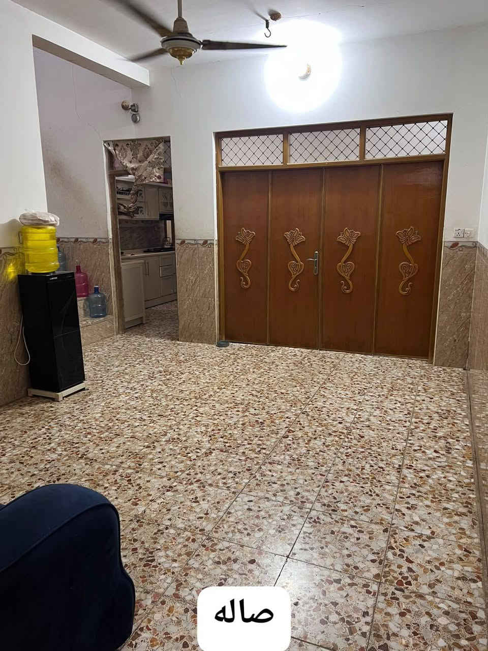 السلام عليكم 
دار للبيع شارع المطار القديم 
المساحه 100م طابق واحد قرب جامع ام البنين (القبه الذهبيه)
السعر ٣٥ مع مجال بسيط
***********

