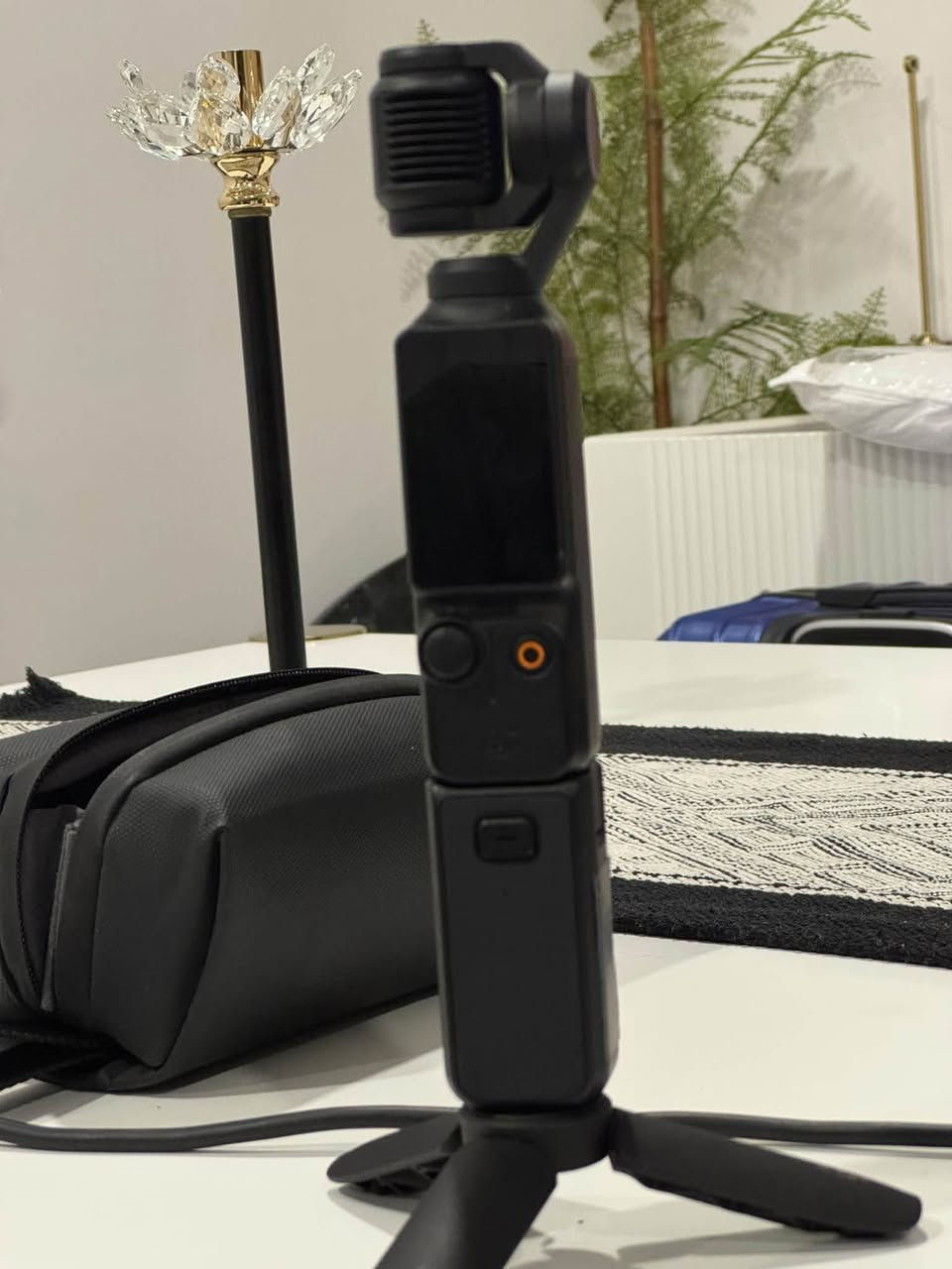 📸 للبيع DJI Osmo Pocket 3 — نظافة تامة وحالة زيرو

إذا تبحث عن كاميرا صغيرة بالحجم وكبيرة بالأداء، هاي الـ DJI Osmo Pocket 3 خيار ممتاز لصناع المحتوى والڤلوغات والتصوير اليومي.

✨ المواصفات:
• مستشعر كبير 1 بوصة لجودة ممتازة خصوصًا بالإضاءة الضعيفة
• تصوير 4K / 60fps
• تصوير 4K / 120fps للـ Slow Motion
• شاشة OLED قياس 2 إنش قابلة للدوران للتصوير الطولي والعرضي
• مثبت ميكانيكي 3 محاور لثبات عالي أثناء الحركة
• تتبع ذكي للوجوه والأجسام ActiveTrack 6.0
• حجم جيب وسهلة الحمل، مثالية للريلز والڤلوغات والمحتوى الاحترافي

📦 الملحقات:
الحافظة الأصلية + الترايبود الصغير + التوصيلات والملحقات الظاهرة بالصور.

✅ الحالة: ممتازة جدًا، نظافة تامة وبحالة الزيرو.

📍 المكان: بغداد

📞 للتواصل: ***********
