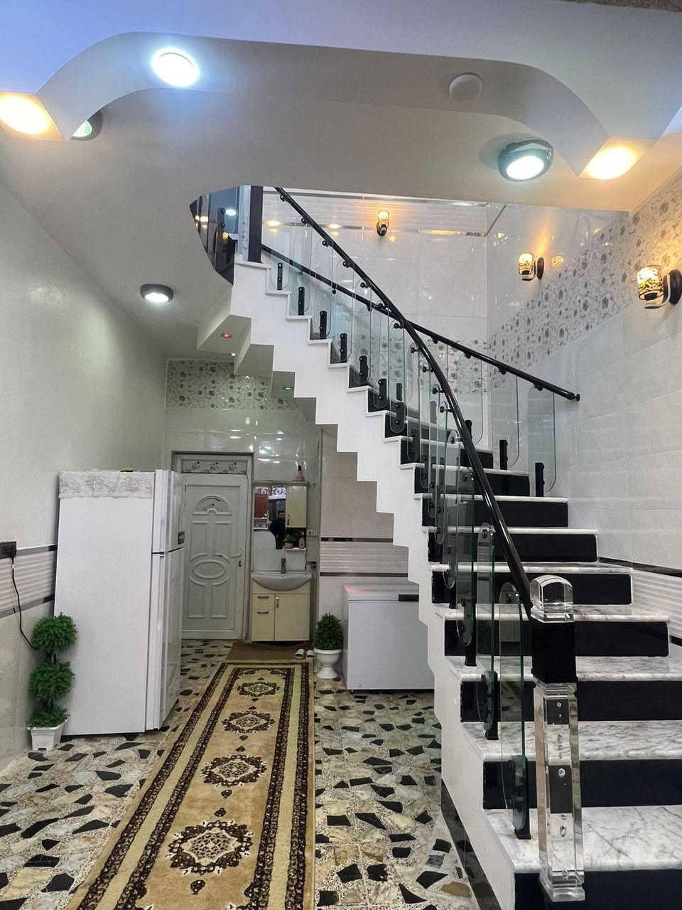 السلام عليكم 
بيت للبيع طابقين المساحه 160حي العصري 
قضاء الحي 
الاستفسار على الرقم ***********
